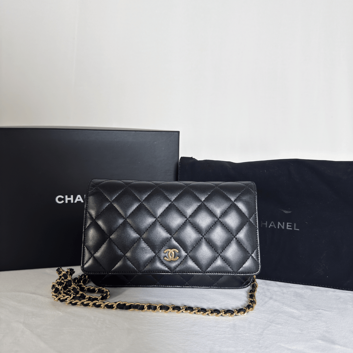 CHANEL - WALLET ON CHAIN CLASSIQUE - CUIR D'AGNEAU MATELASSÉ NOIR