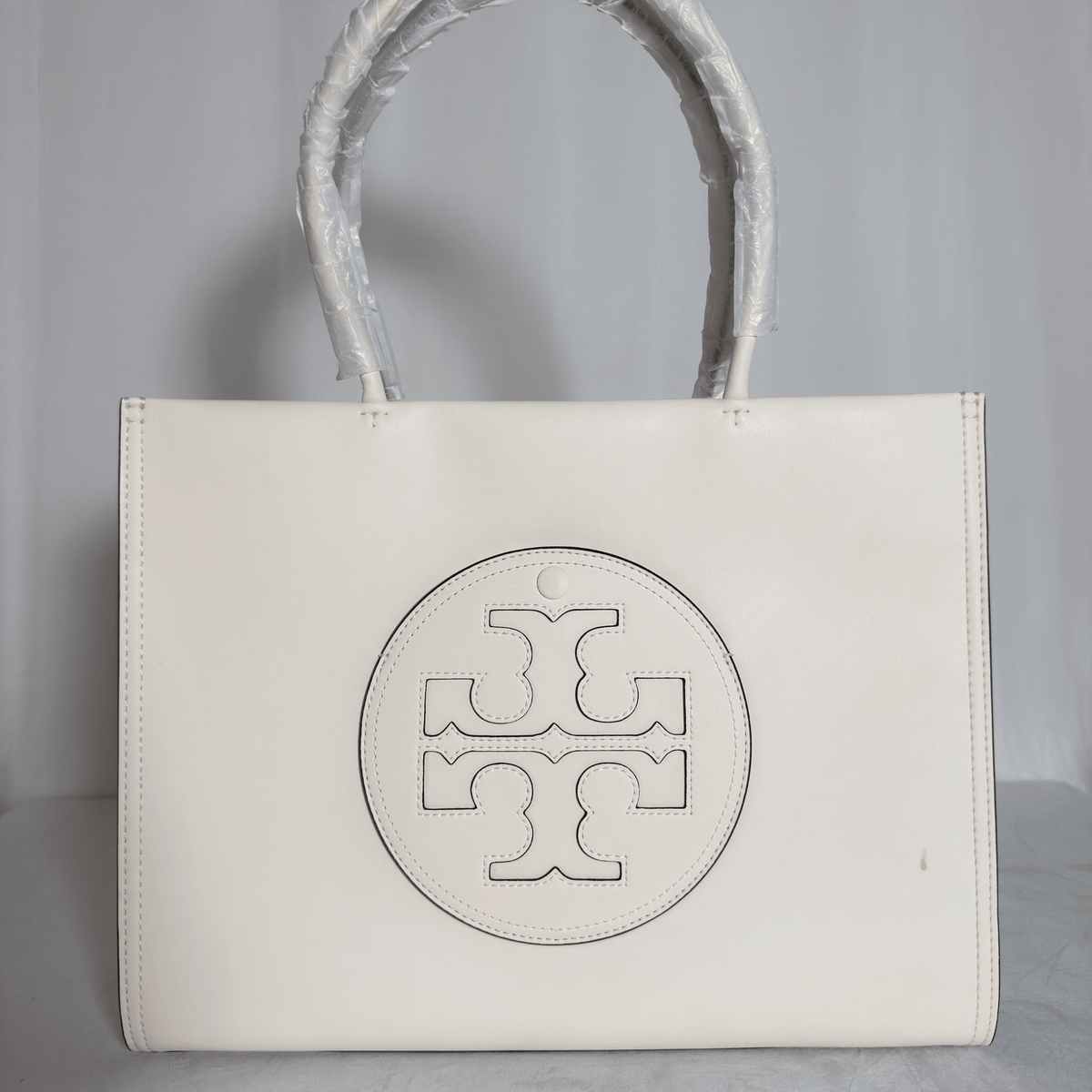 TORY BURCH - SAC TOTE ELLA BIO - CUIR VEGAN IVOIRE / LOGO ROND RELIEF - La Belle Boutique