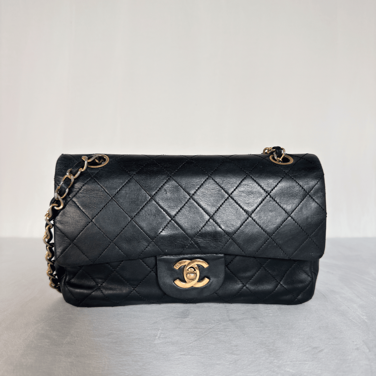 CHANEL - CLASSIQUE TIMELESS SMALL 23 - CUIR AGNEAU NOIR - QUINCAILLERIE DORÉE