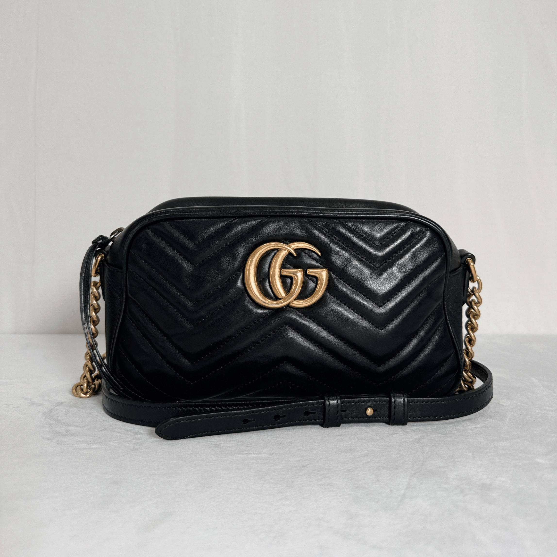 SAC GUCCI GG MARMONT CAMERA BAG SMALL EN CUIR MATELASSÉ NOIR