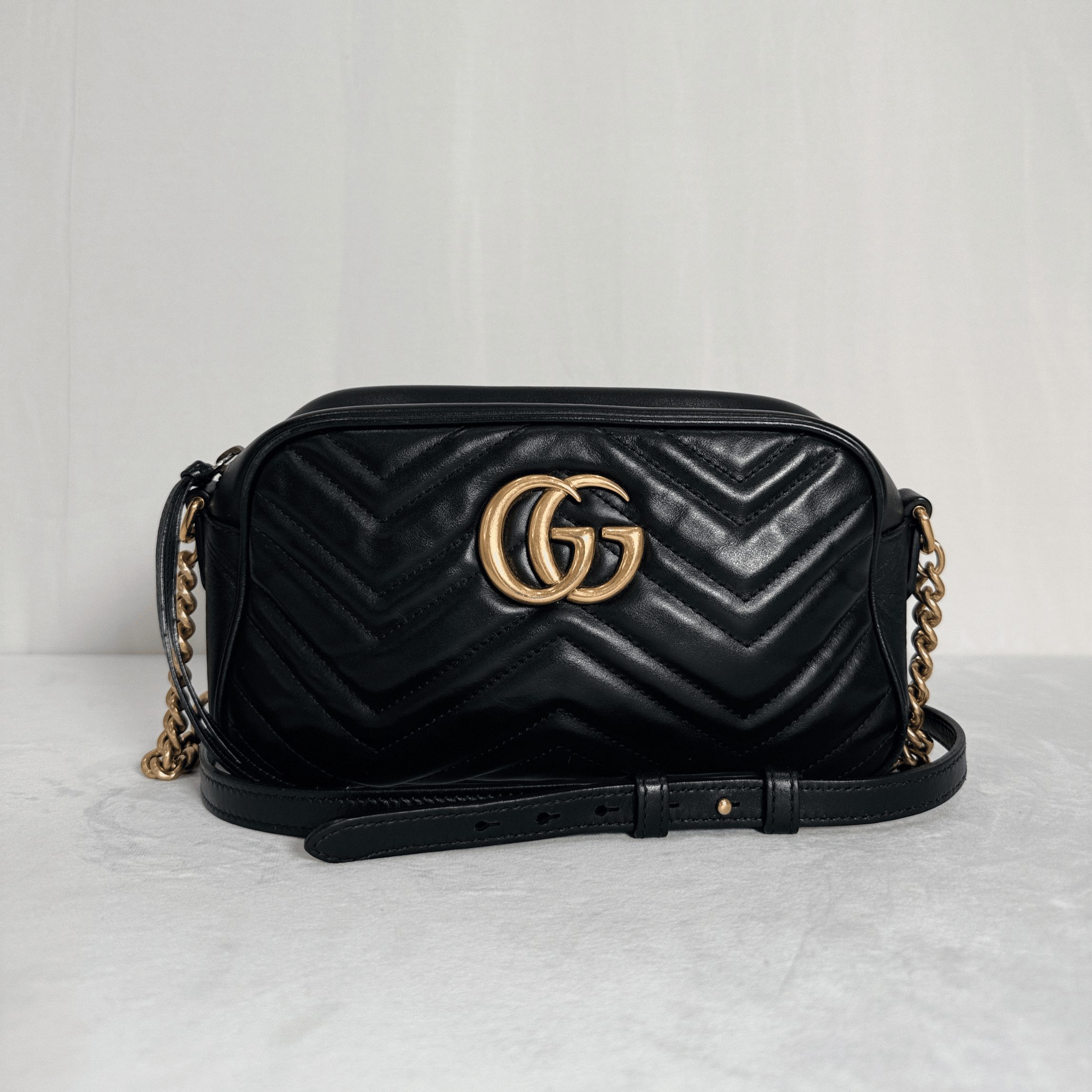 SAC GUCCI GG MARMONT CAMERA BAG SMALL EN CUIR MATELASSÉ NOIR - La Belle Boutique