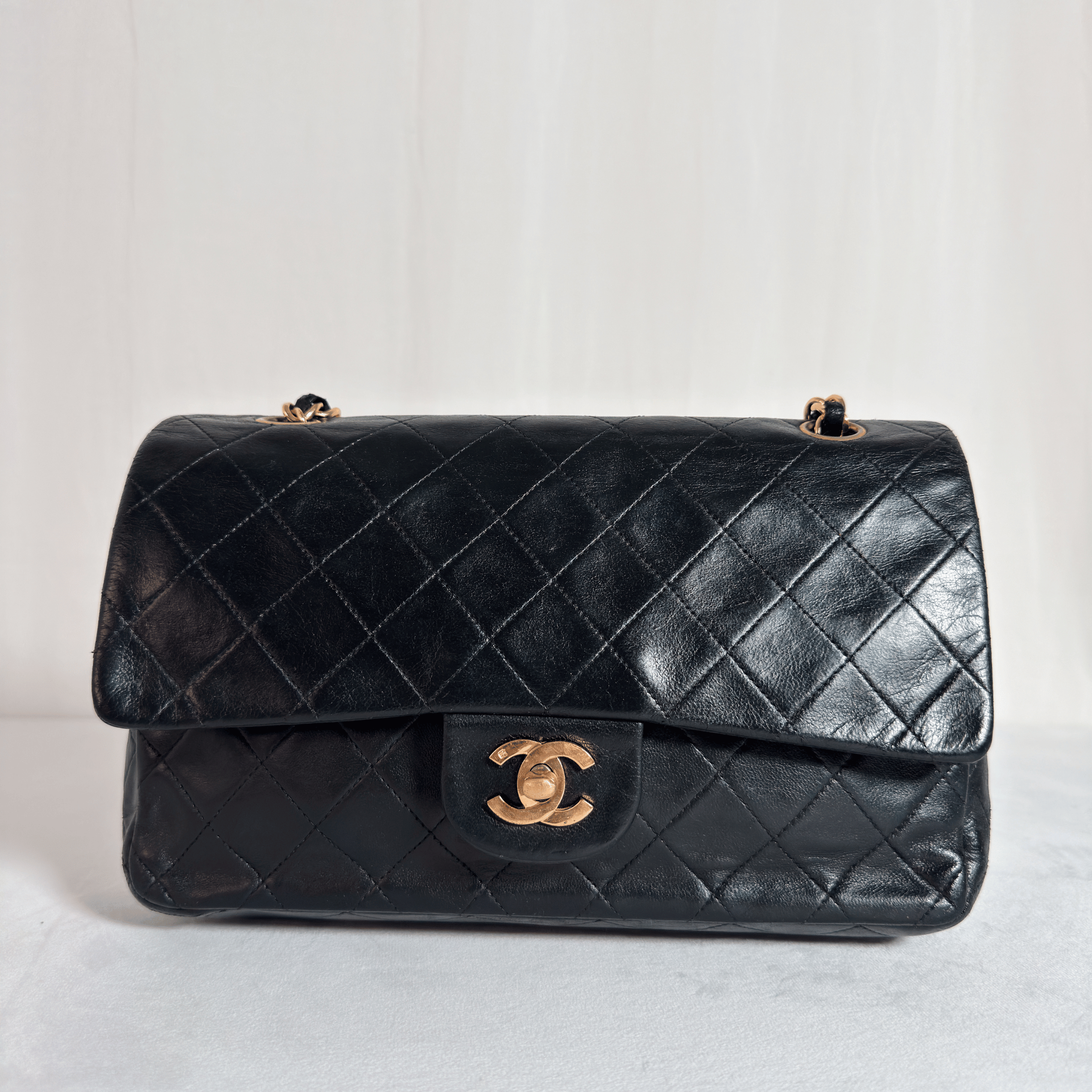 SAC BANDOULIERE CHANEL CLASSIQUE FLAP 25 - CUIR AGNEAU MATELASSE NOIR VINTAGE