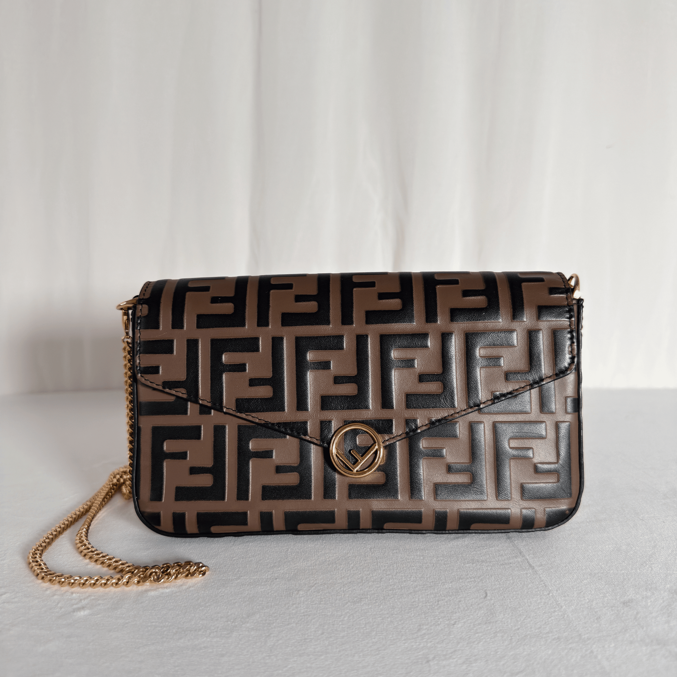 FENDI - POCHETTE WALLET ON CHAIN CUIR NAPPA EMBOSSÉ FF NOIR/TABAC - La Belle Boutique
