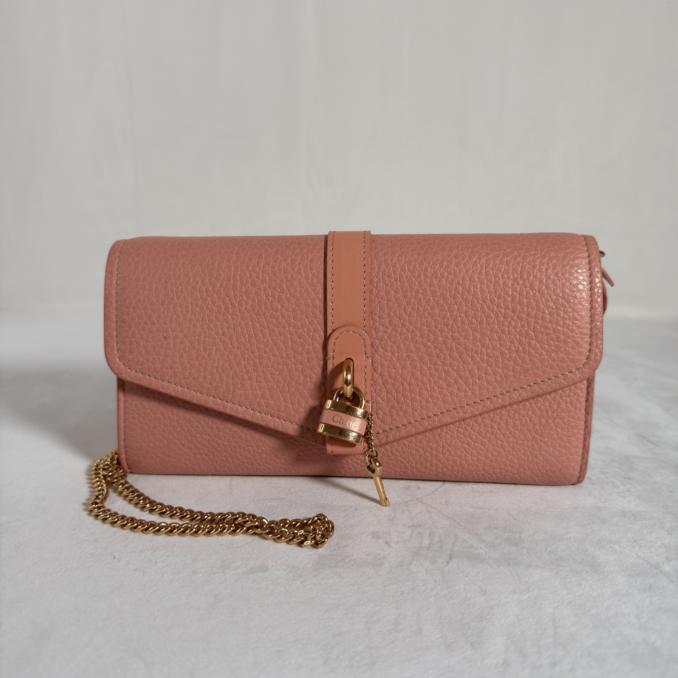 POCHETTE WALLET ON CHAIN CHLOE ABY - CUIR GRAINE VIEUX ROSE - La Belle Boutique