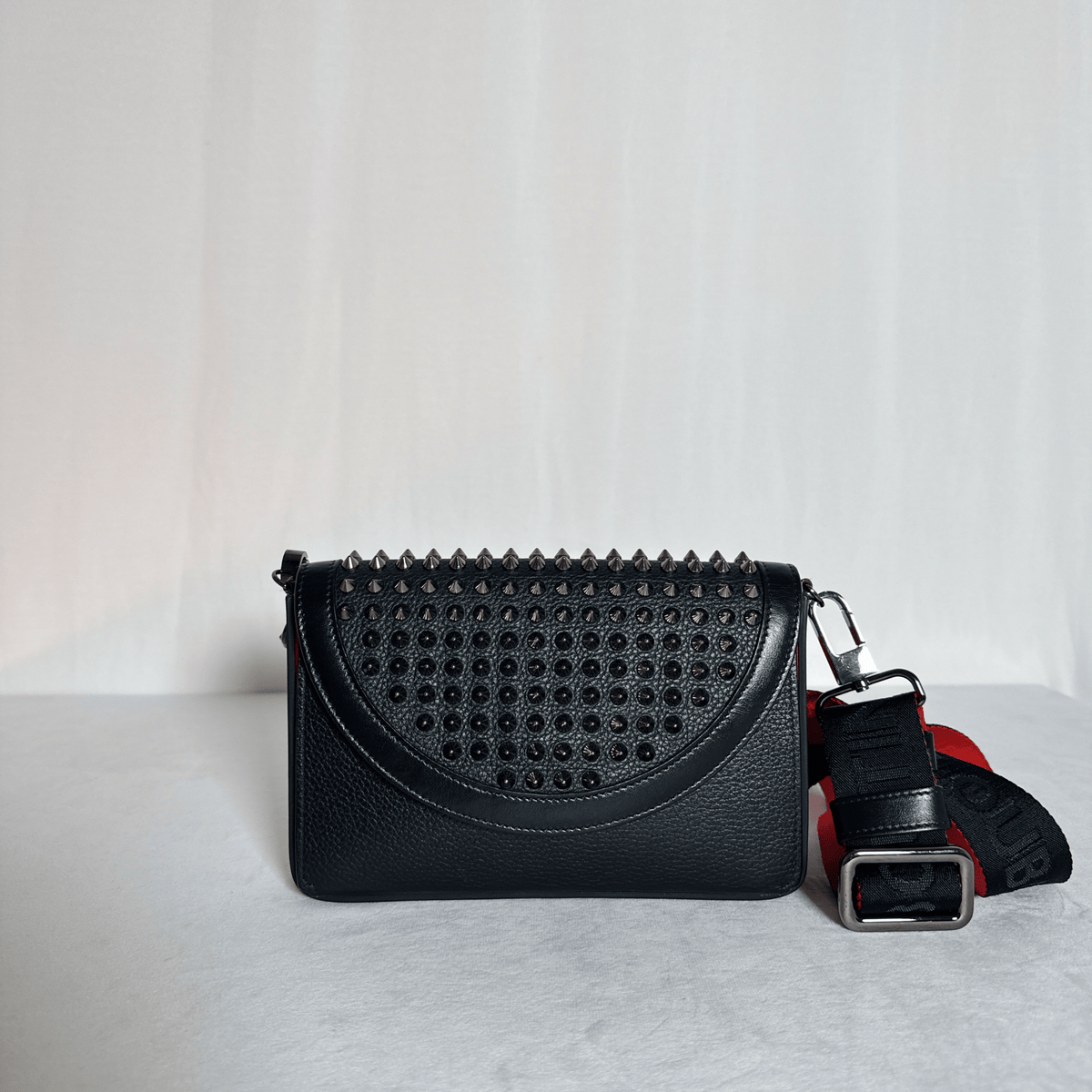 CHRISTIAN LOUBOUTIN - WALLET ON CHAIN EXPLORAFUNK - CUIR GRAINÉ NOIR ET SPIKES