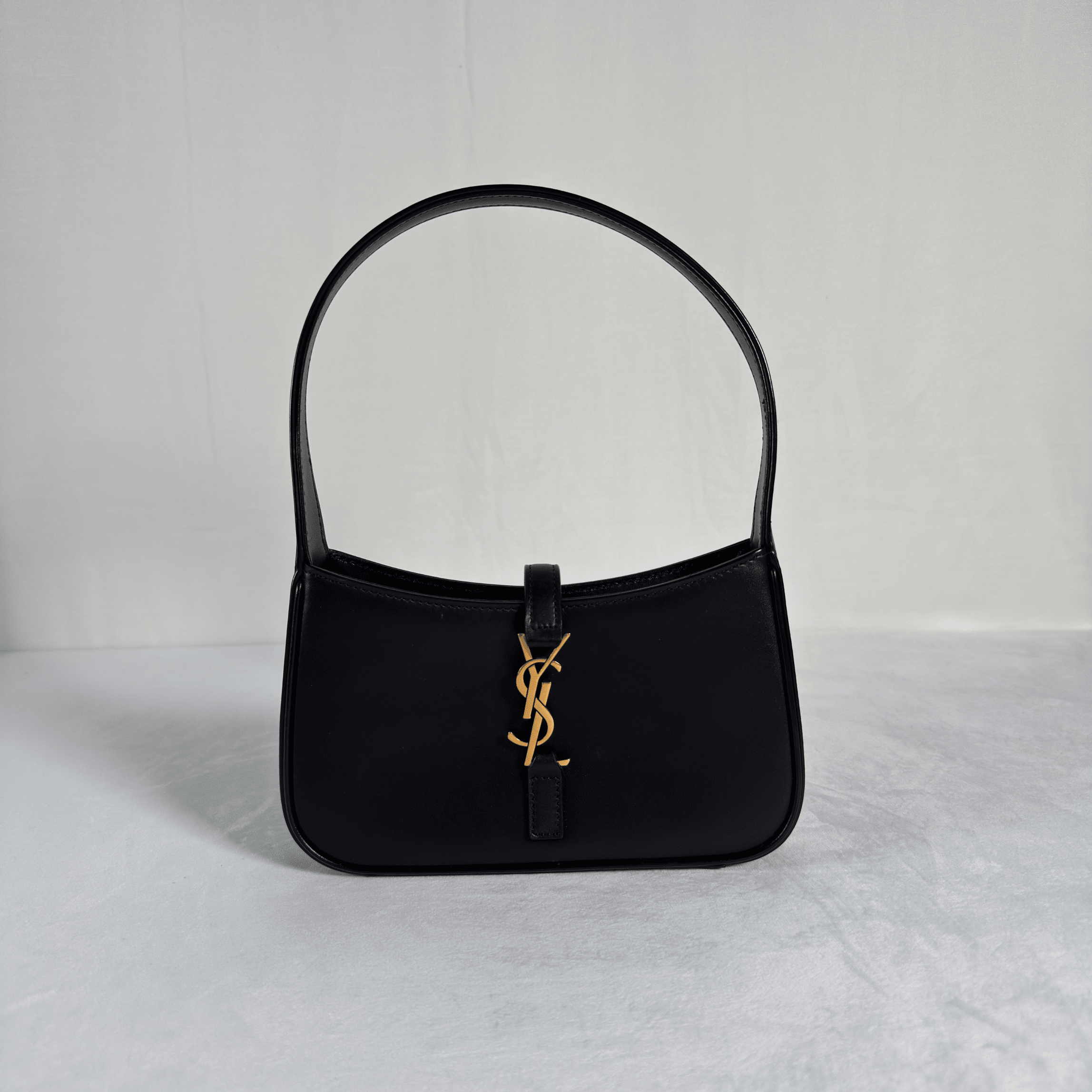 SAC A MAIN SAINT LAURENT LE 5 A 7 MINI - CUIR LISSE NOIR, CASSANDRE DOREE - La Belle Boutique