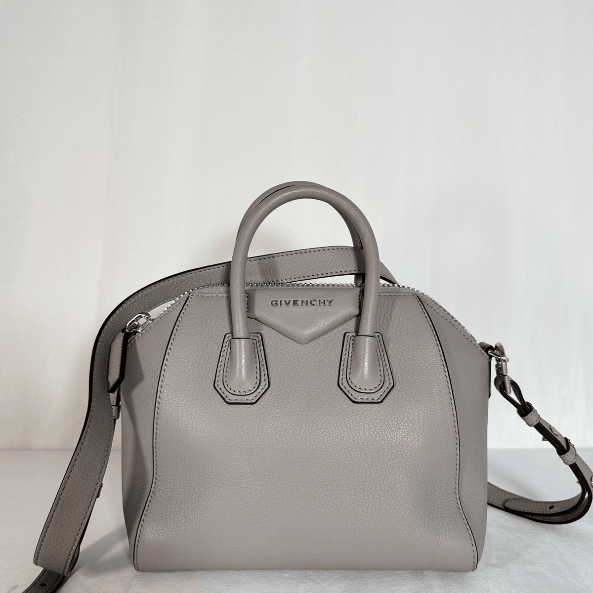GIVENCHY - ANTIGONA MINI - CUIR GRAINE GRIS PERLE - BANDOULIERE AMOVIBLE