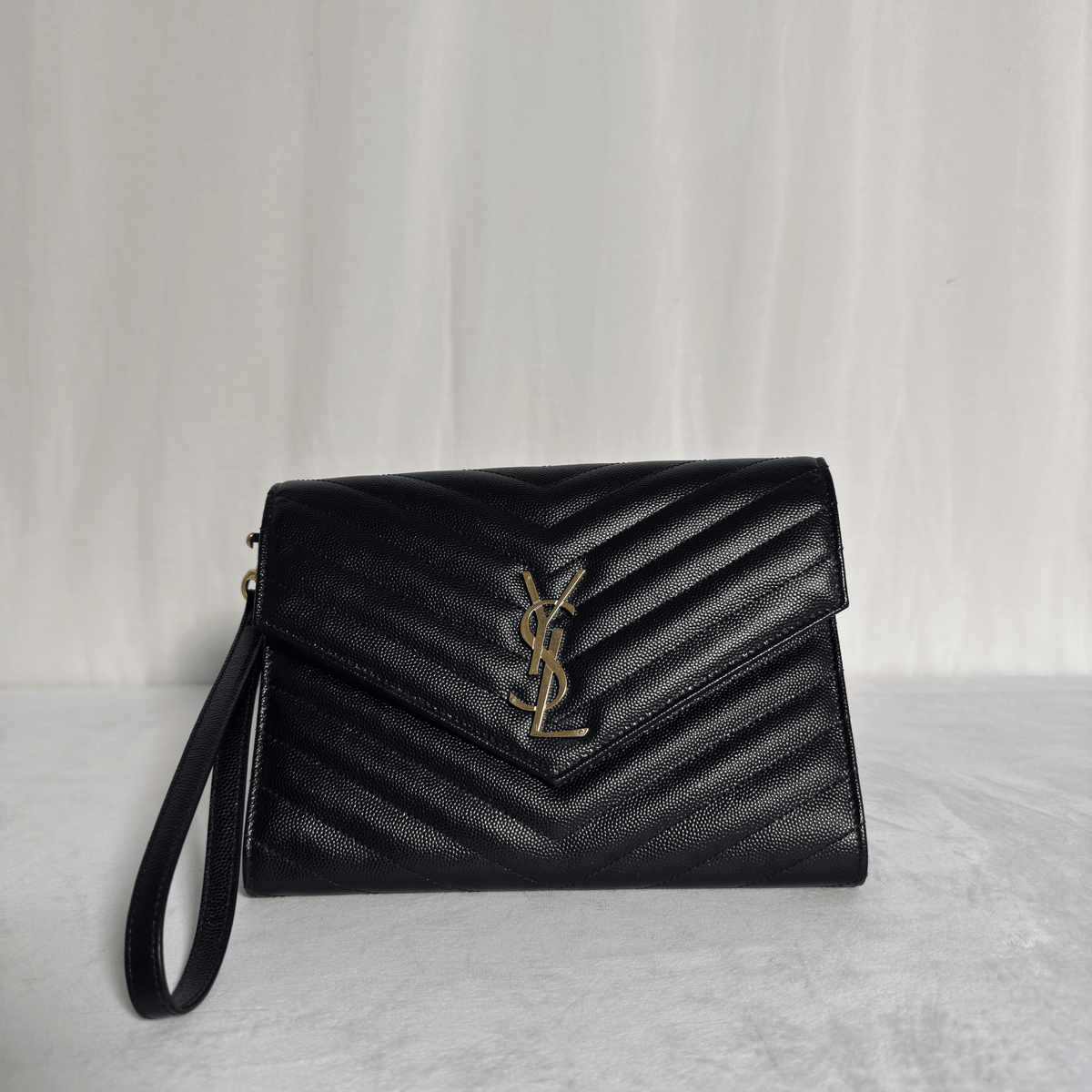 SAINT LAURENT - POCHETTE CASSANDRE MATELASSÉ - CUIR GRAIN DE POUDRE NOIR - La Belle Boutique