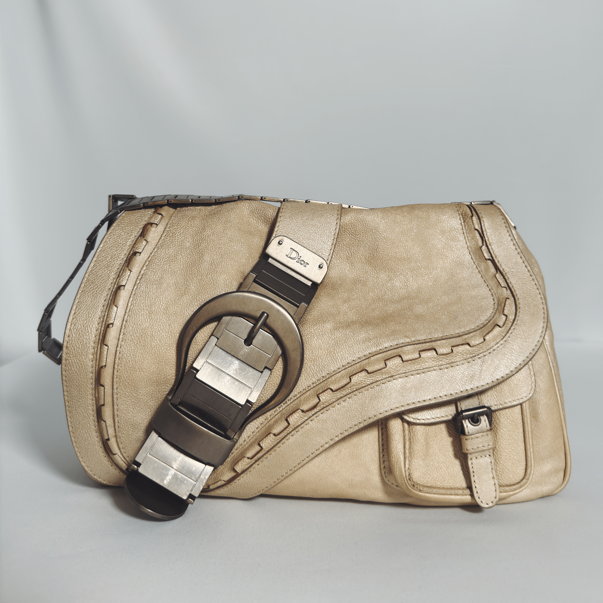 Sac à main Dior Gaucho en cuir beige vintage - La Belle Boutique