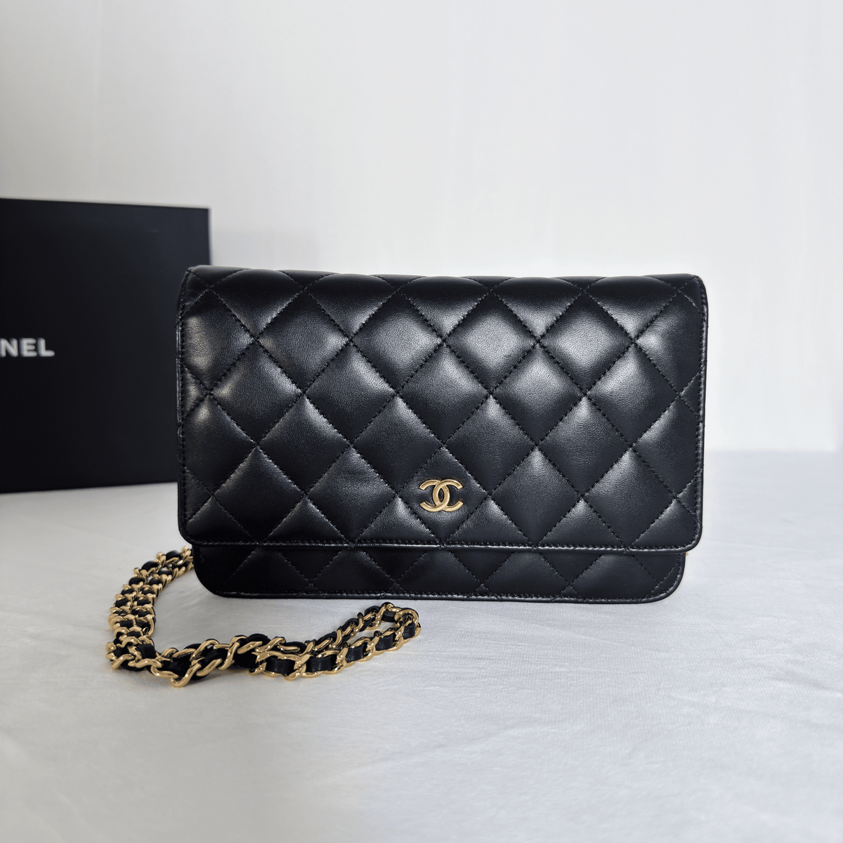 CHANEL - WALLET ON CHAIN CLASSIQUE - CUIR D'AGNEAU MATELASSÉ NOIR - La Belle Boutique