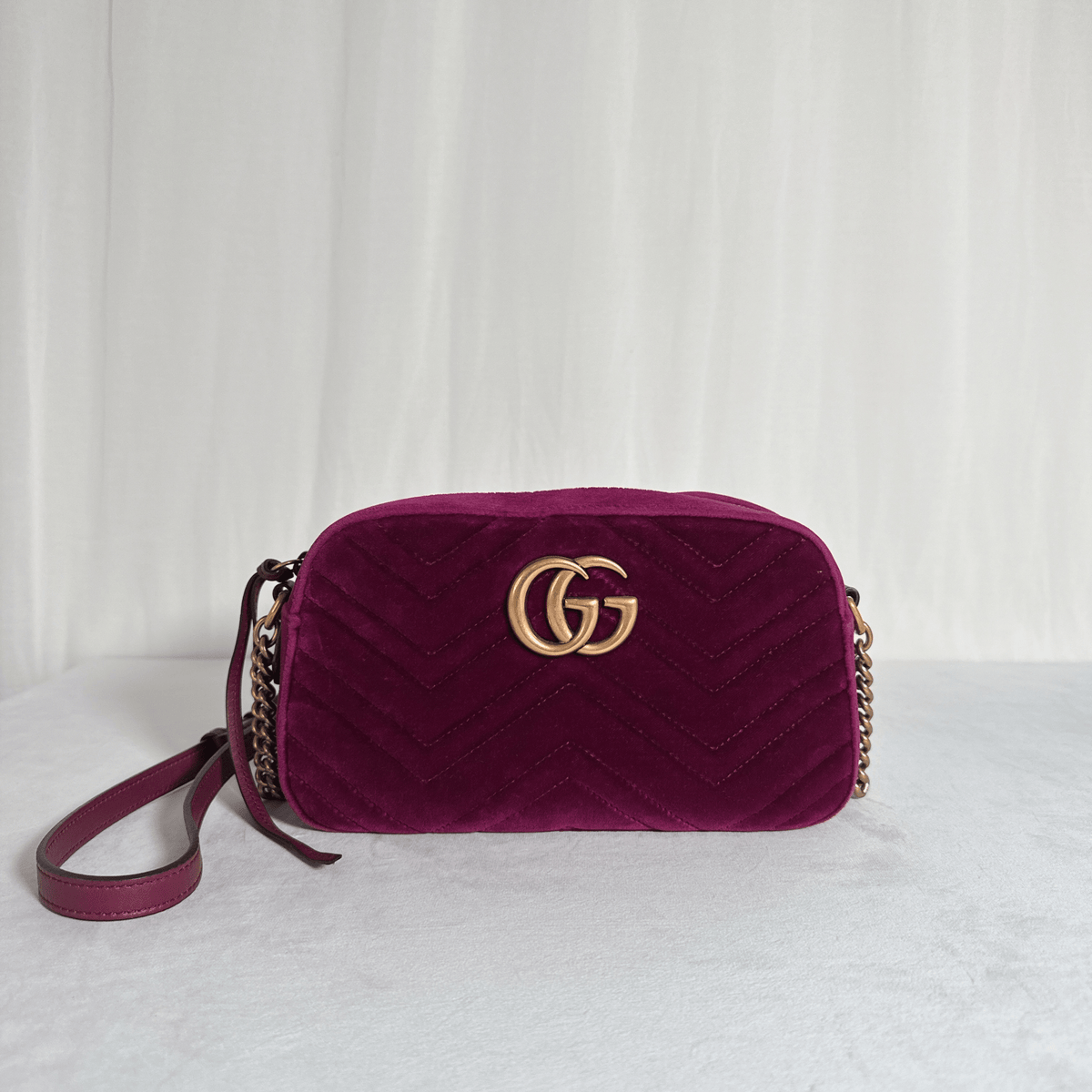 GUCCI - GG MARMONT CAMERA SMALL - VELOURS MATELASSÉ FUCHSIA - La Belle Boutique