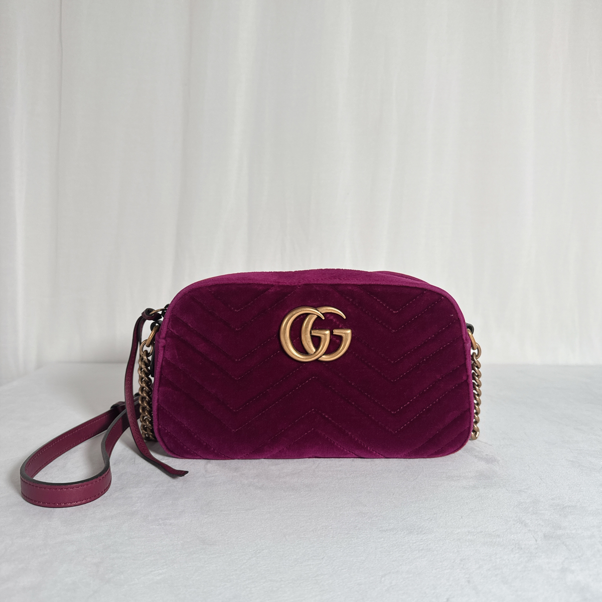 GUCCI - GG MARMONT CAMERA SMALL - VELOURS MATELASSÉ FUCHSIA