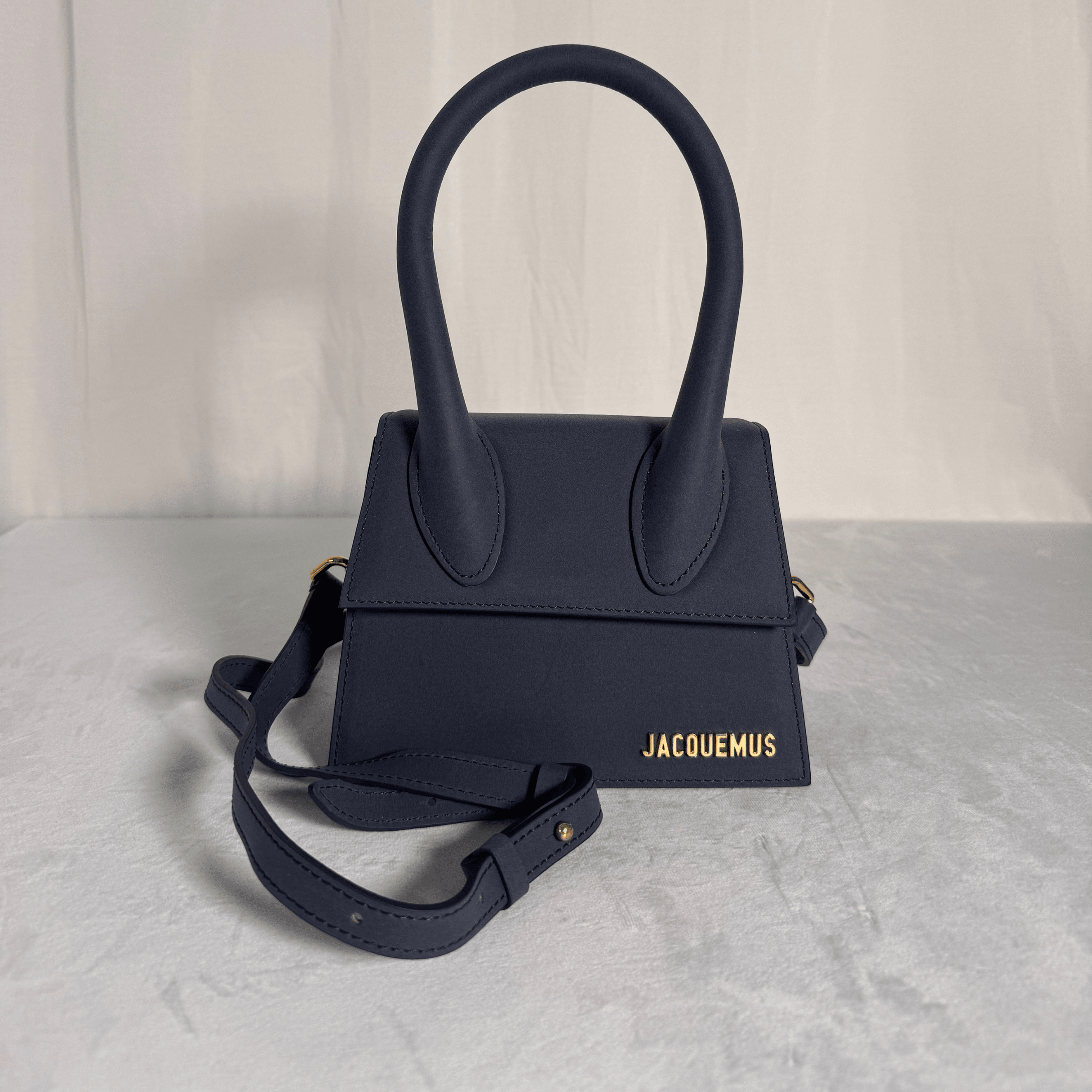 SAC JACQUEMUS LE CHIQUITO MOYEN EN CUIR LISSE BLEU MARINE - La Belle Boutique
