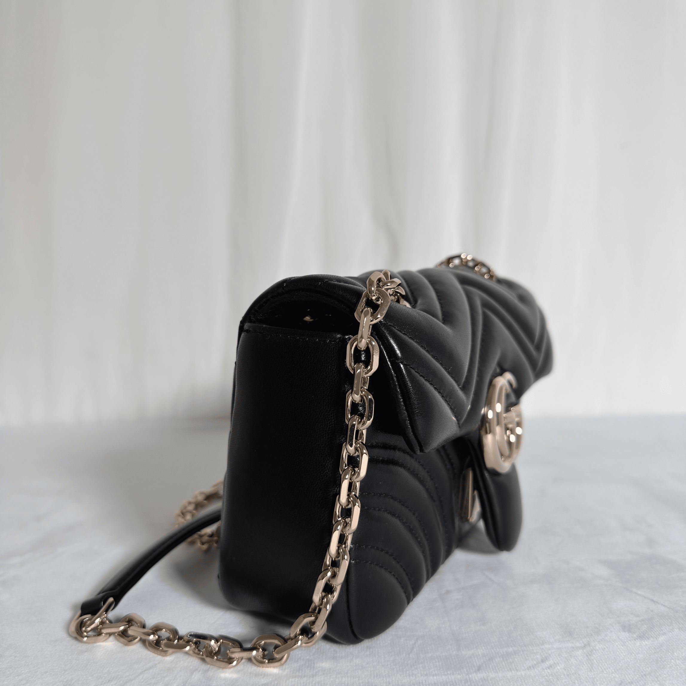 GUCCI - SAC GG MARMONT SMALL - CUIR MATELASSE CHEVRON NOIR - QUINCAILLERIE DOREE - La Belle Boutique