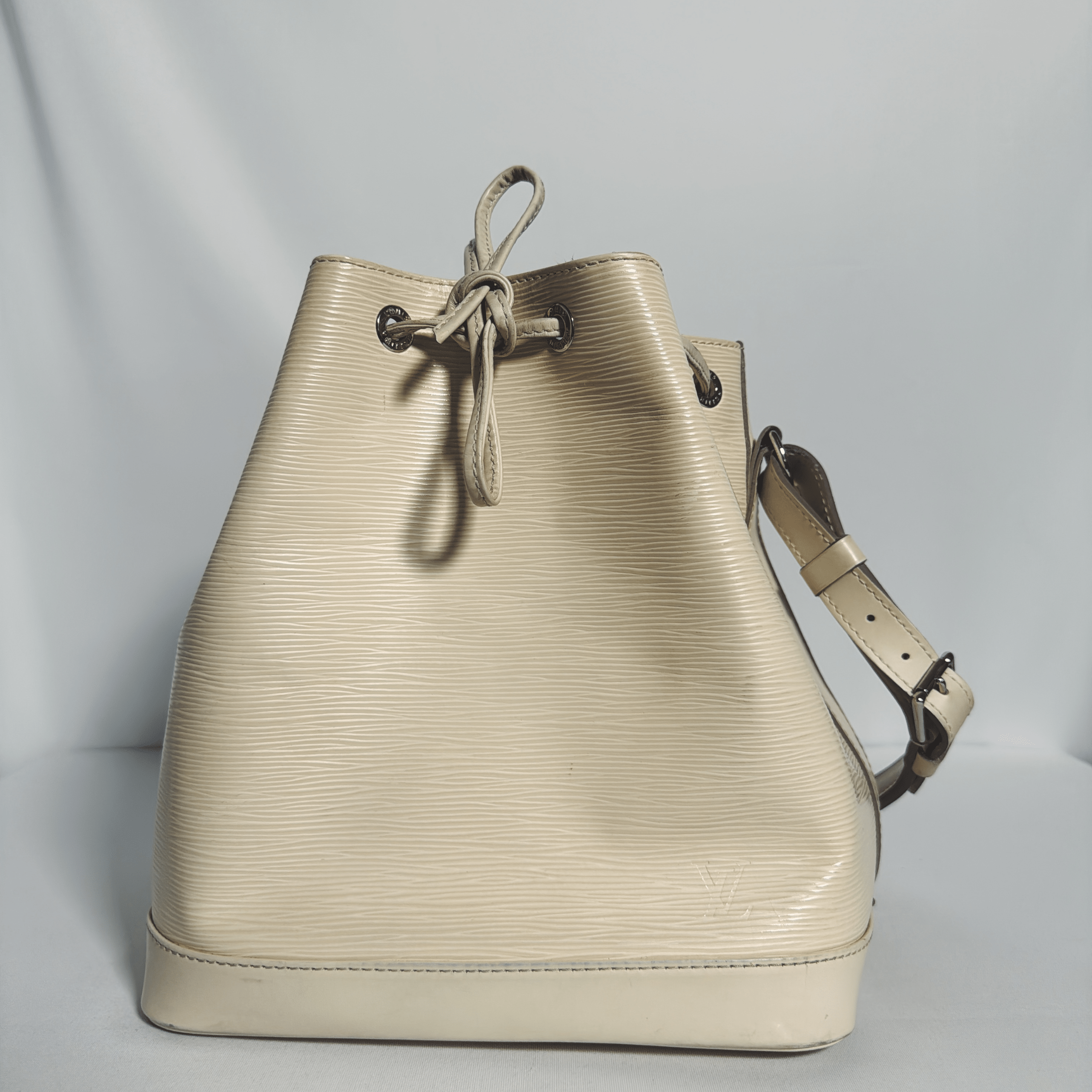 Louis Vuitton Noé GM en cuir Épi beige vanille vintage - La Belle Boutique