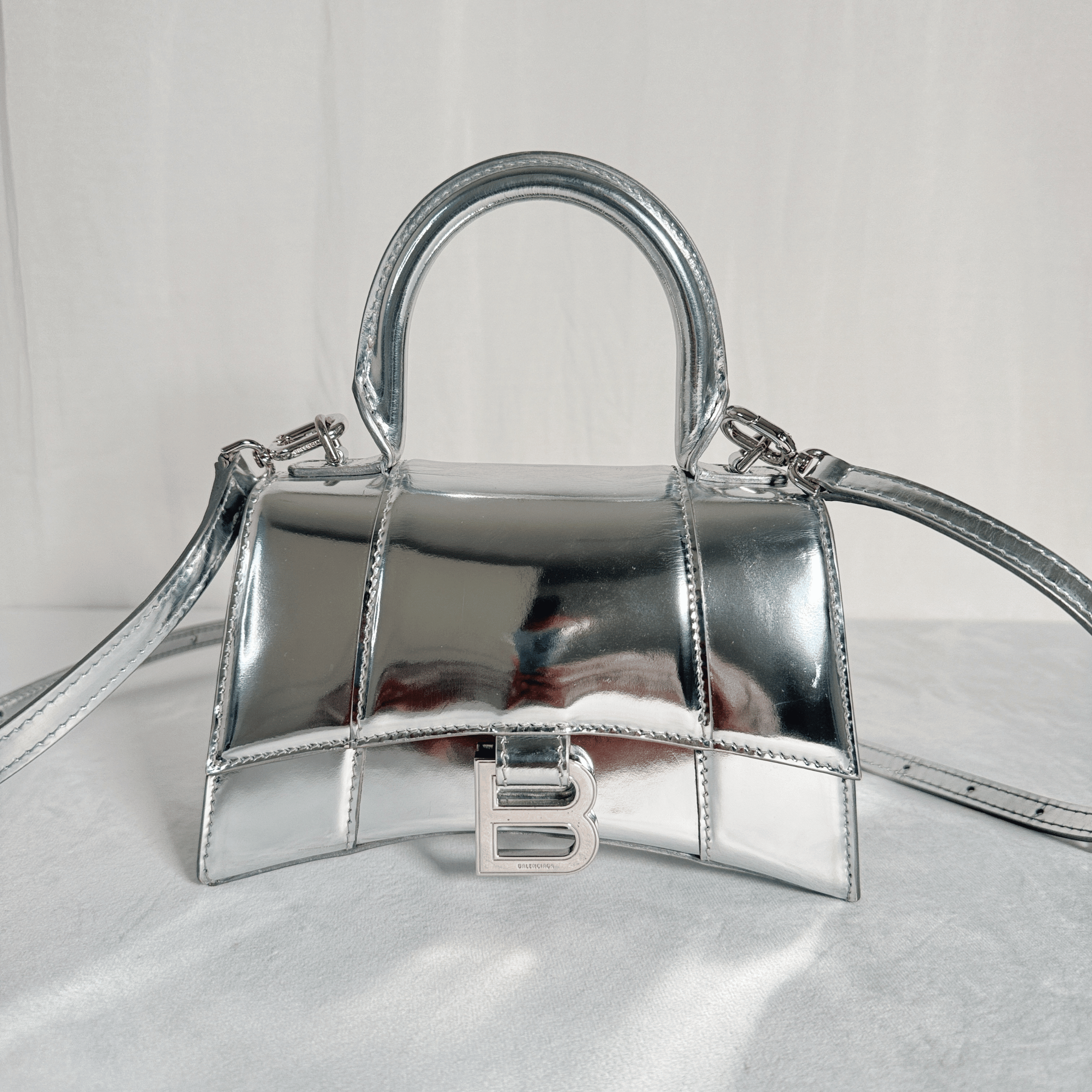 SAC BALENCIAGA HOURGLASS XS EN CUIR DE VEAU EFFET MIROIR ARGENTÉ - La Belle Boutique