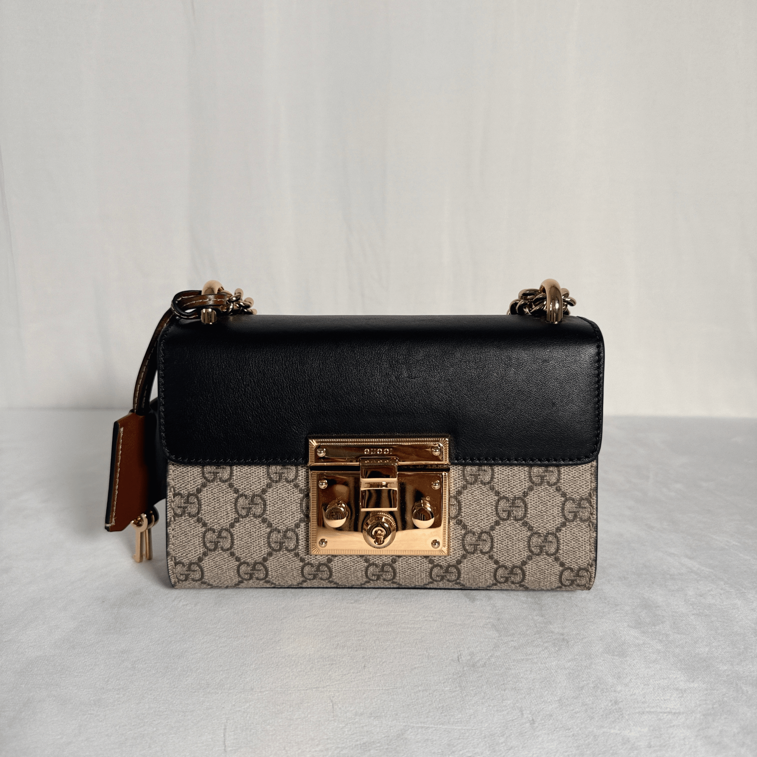 SAC GUCCI PADLOCK SMALL EN TOILE GG SUPREME ET CUIR LISSE NOIR - La Belle Boutique