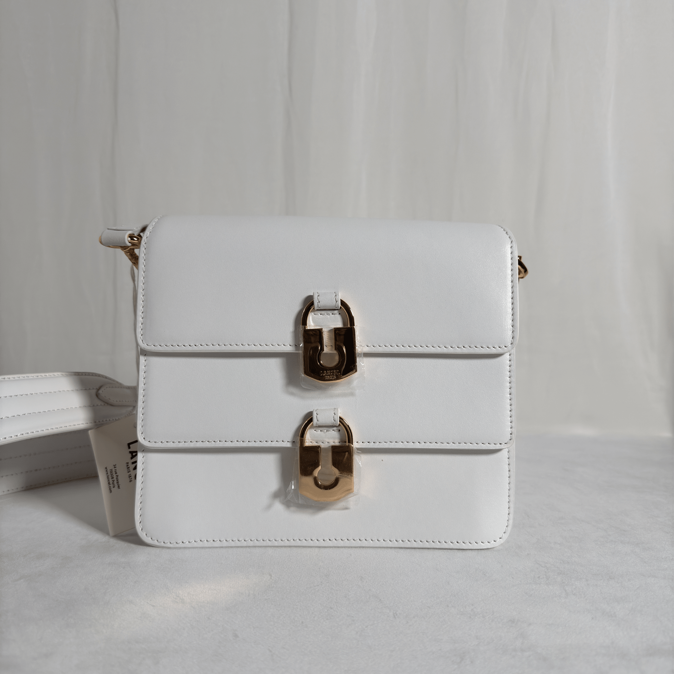 SAC BANDOULIERE LANCEL L'IDYLLE - CUIR LISSE BLANC / DOUBLE CADENAS DORE A12367 - La Belle Boutique
