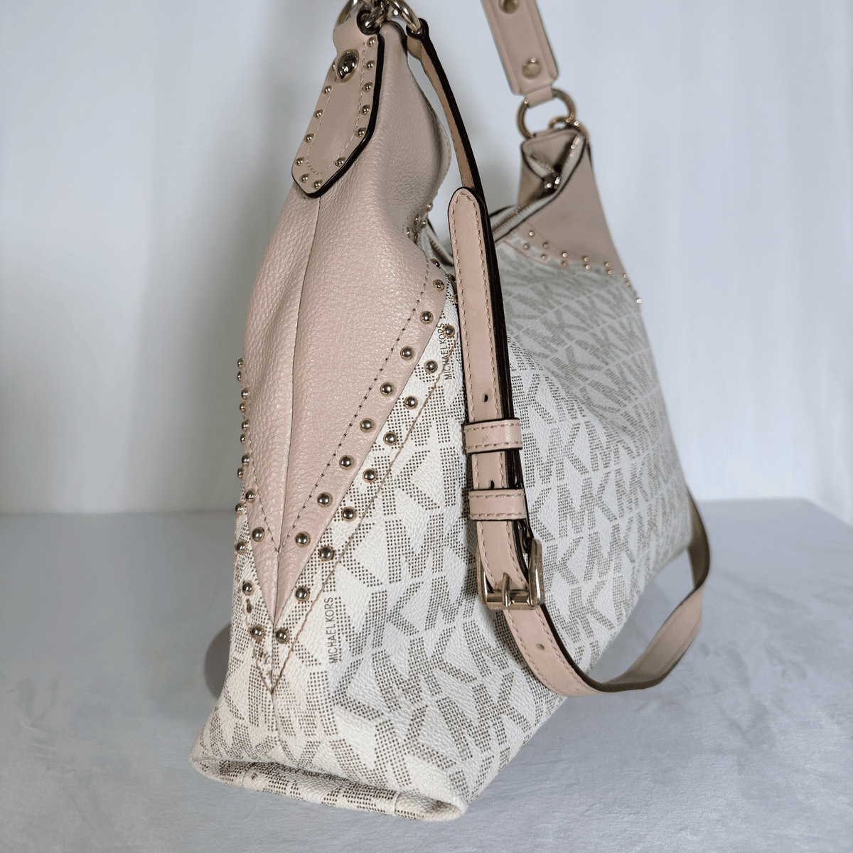 MICHAEL KORS - ARIA - TOILE MONOGRAMME VANILLE ET CUIR ROSE POUDRE - CLOUTE