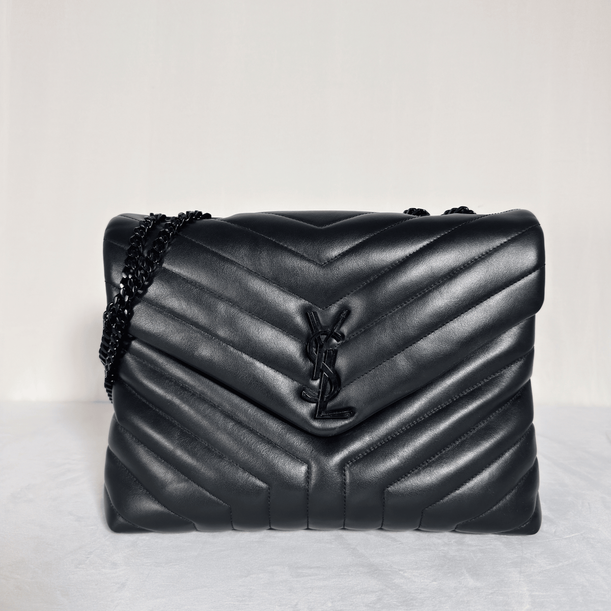 SAINT LAURENT - SAC LOULOU MOYEN - CUIR D'AGNEAU MATELASSÉ NOIR - BIJOUTERIE NOIRE - La Belle Boutique