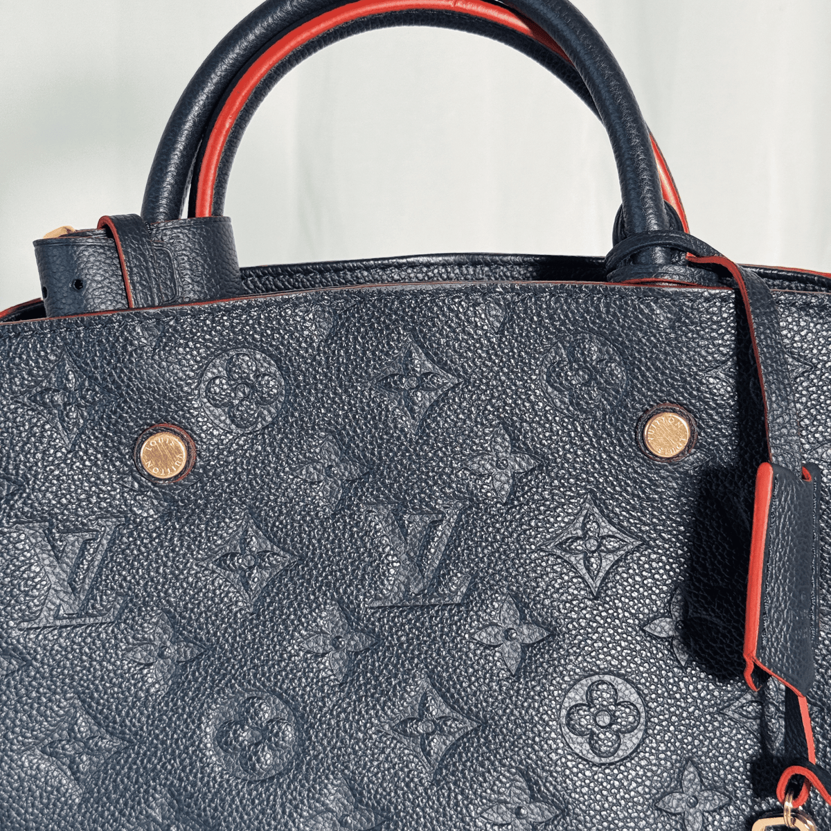 LOUIS VUITTON - SAC À MAIN MONTAIGNE BB - CUIR EMPREINTE MARINE - La Belle Boutique