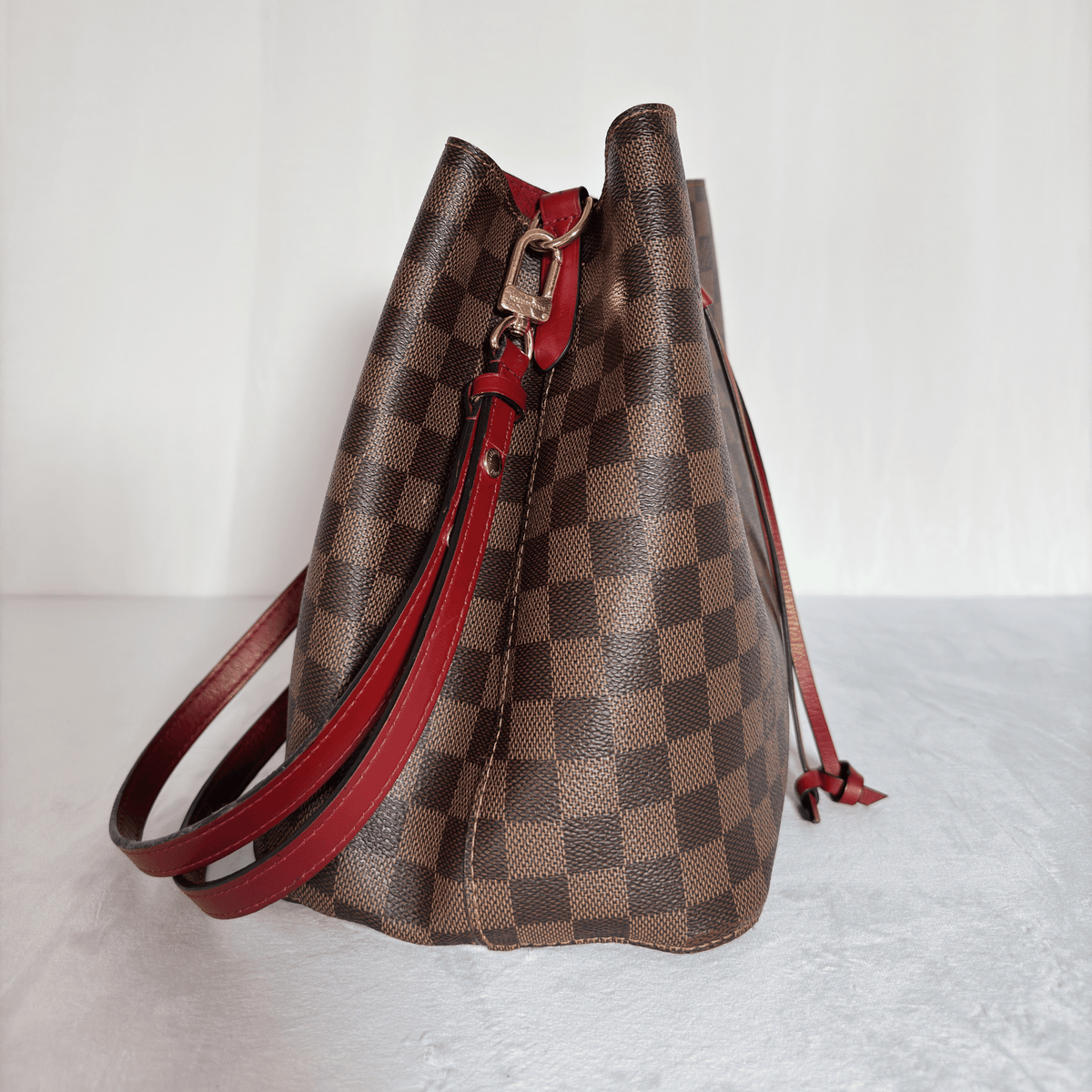 LOUIS VUITTON - NEO NOE MM - TOILE DAMIER EBENE - GARNITURE ROUGE - La Belle Boutique