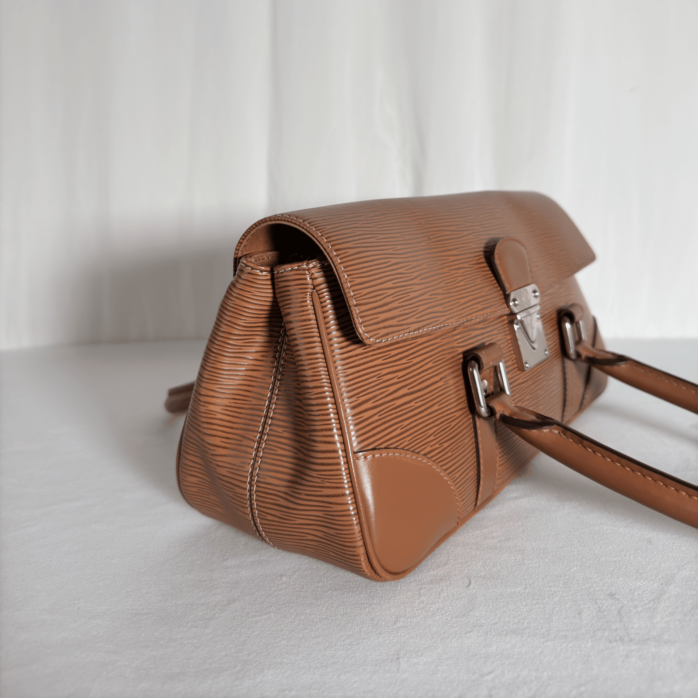 LOUIS VUITTON - SAC À MAIN SEGUR PM - CUIR ÉPI CANNELLE - La Belle Boutique