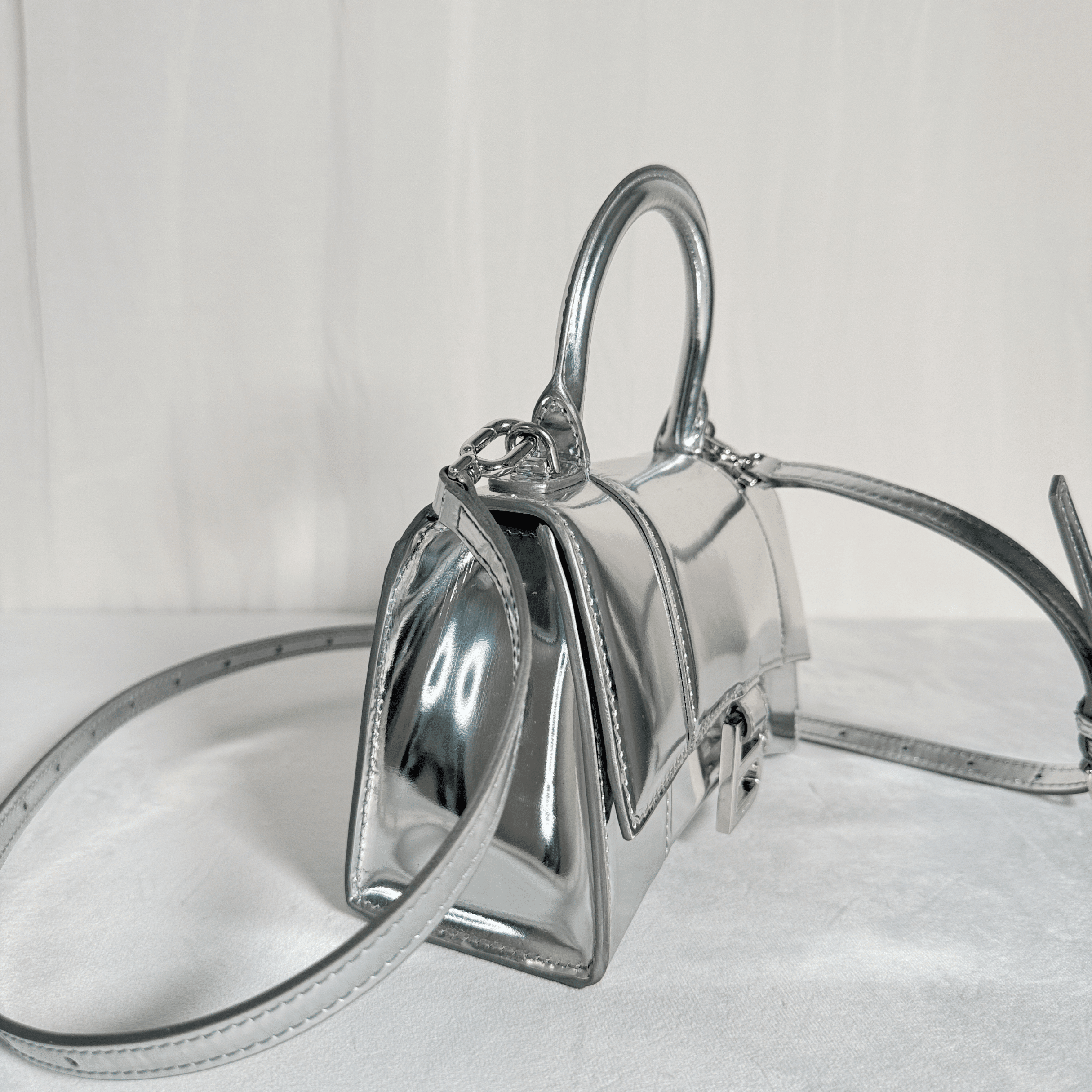 SAC BALENCIAGA HOURGLASS XS EN CUIR DE VEAU EFFET MIROIR ARGENTÉ - La Belle Boutique