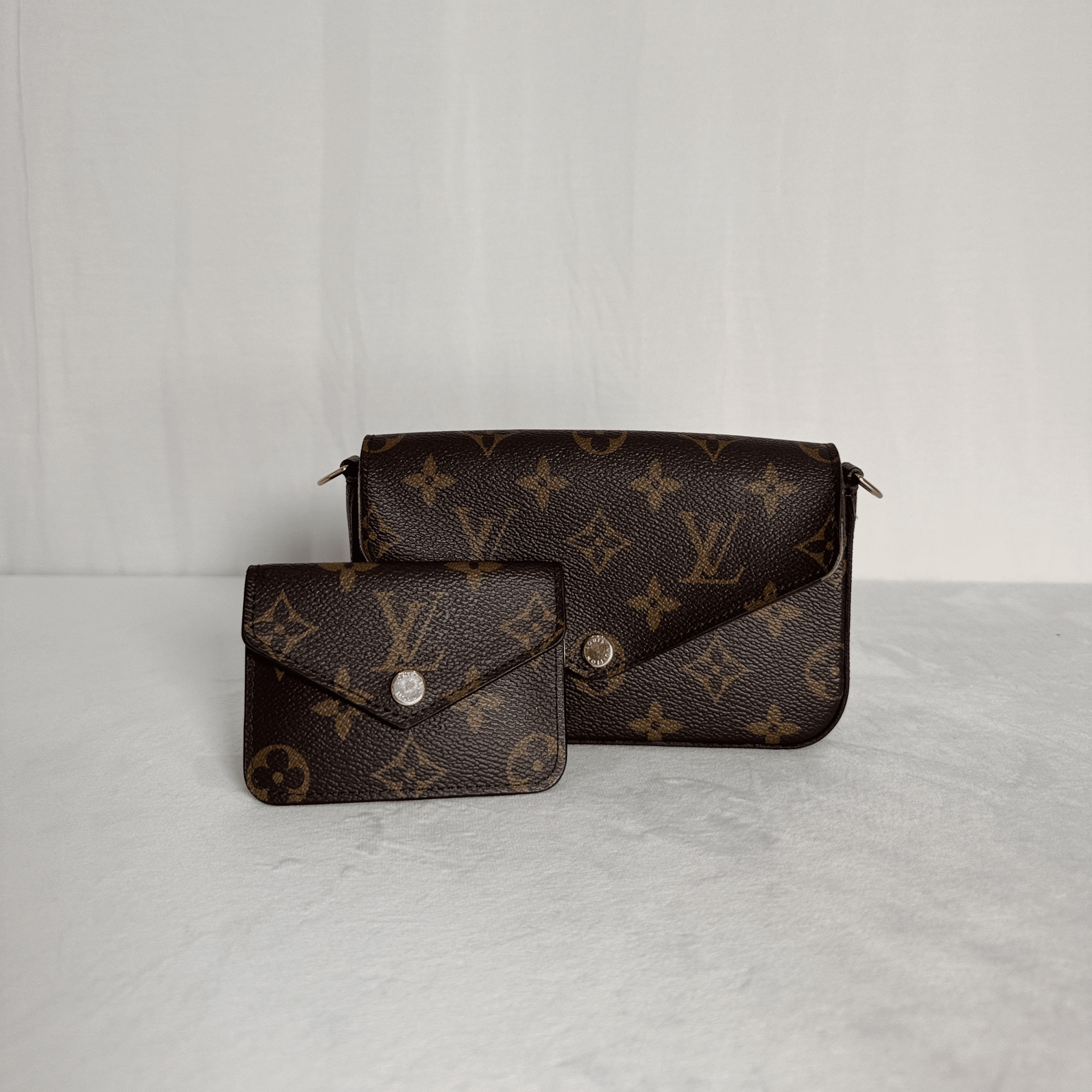 POCHETTE LOUIS VUITTON FÉLICIE STRAP & GO EN TOILE MONOGRAMME — KAKI - La Belle Boutique