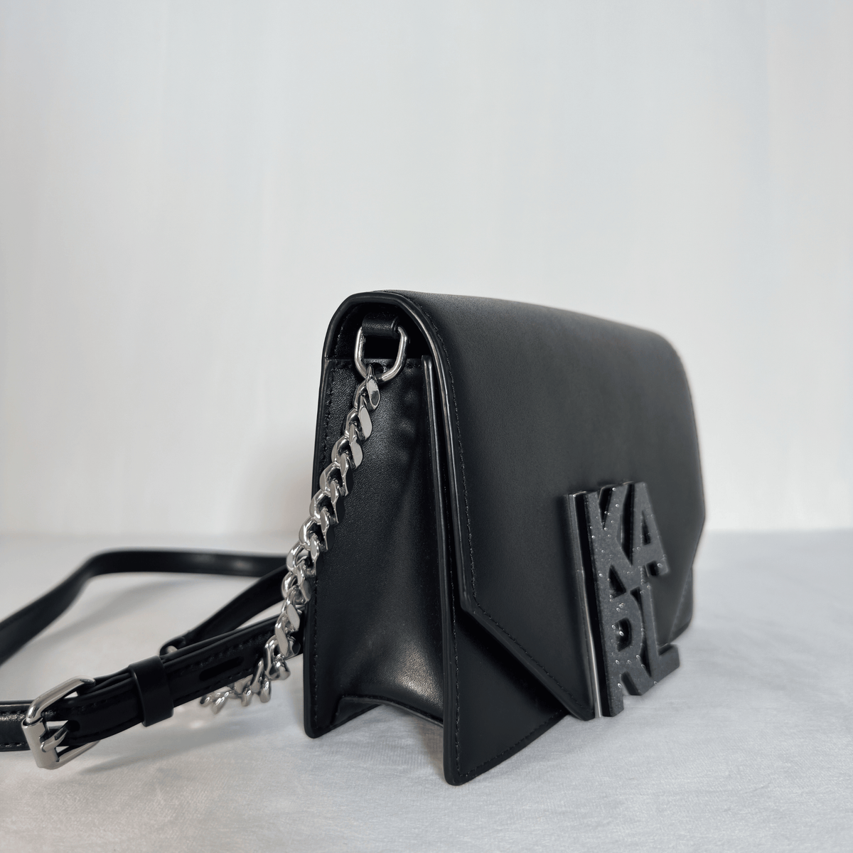 KARL LAGERFELD - SAC BANDOULIERE - CUIR LISSE NOIR - LOGO KARL PAILLETE