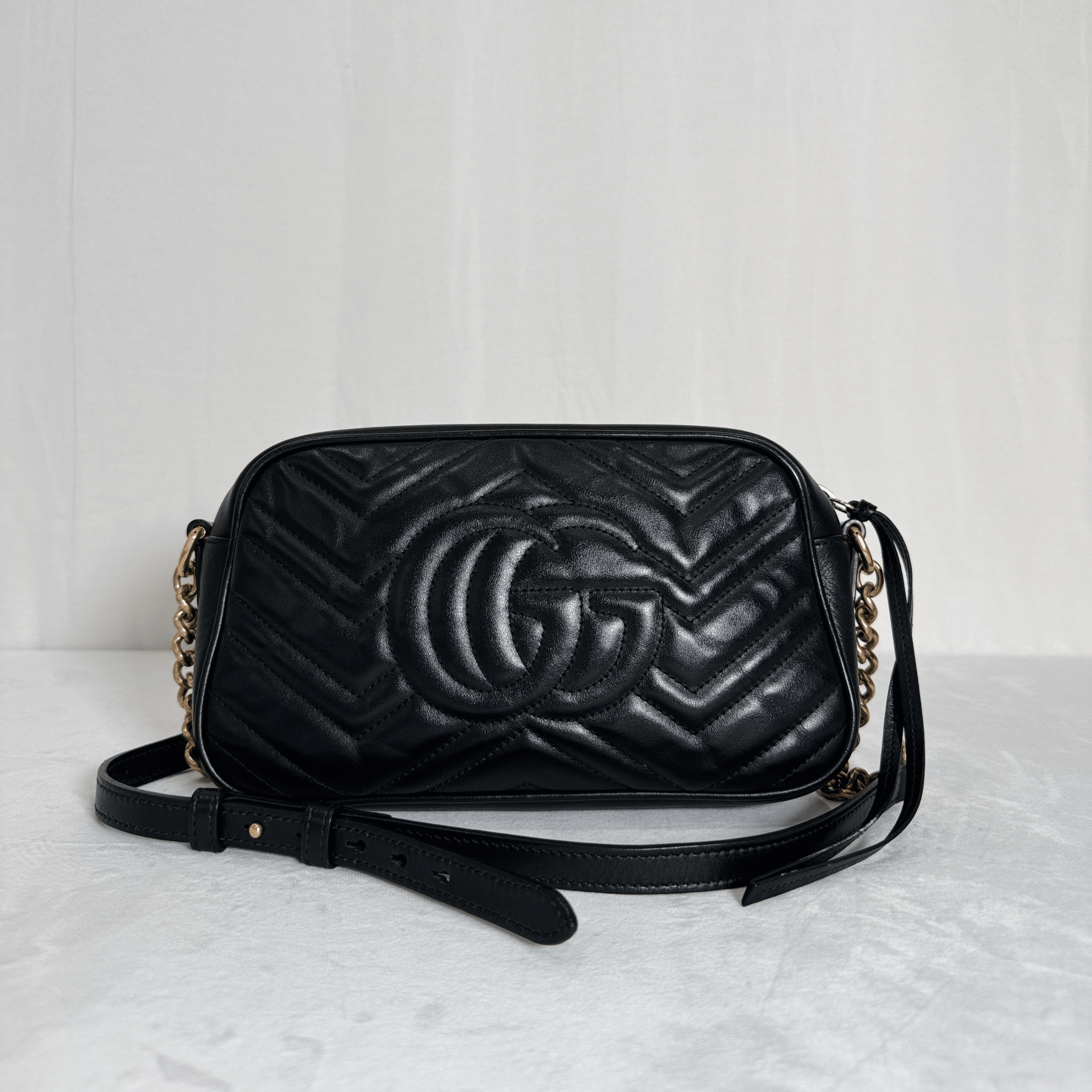 SAC GUCCI GG MARMONT CAMERA BAG SMALL EN CUIR MATELASSÉ NOIR