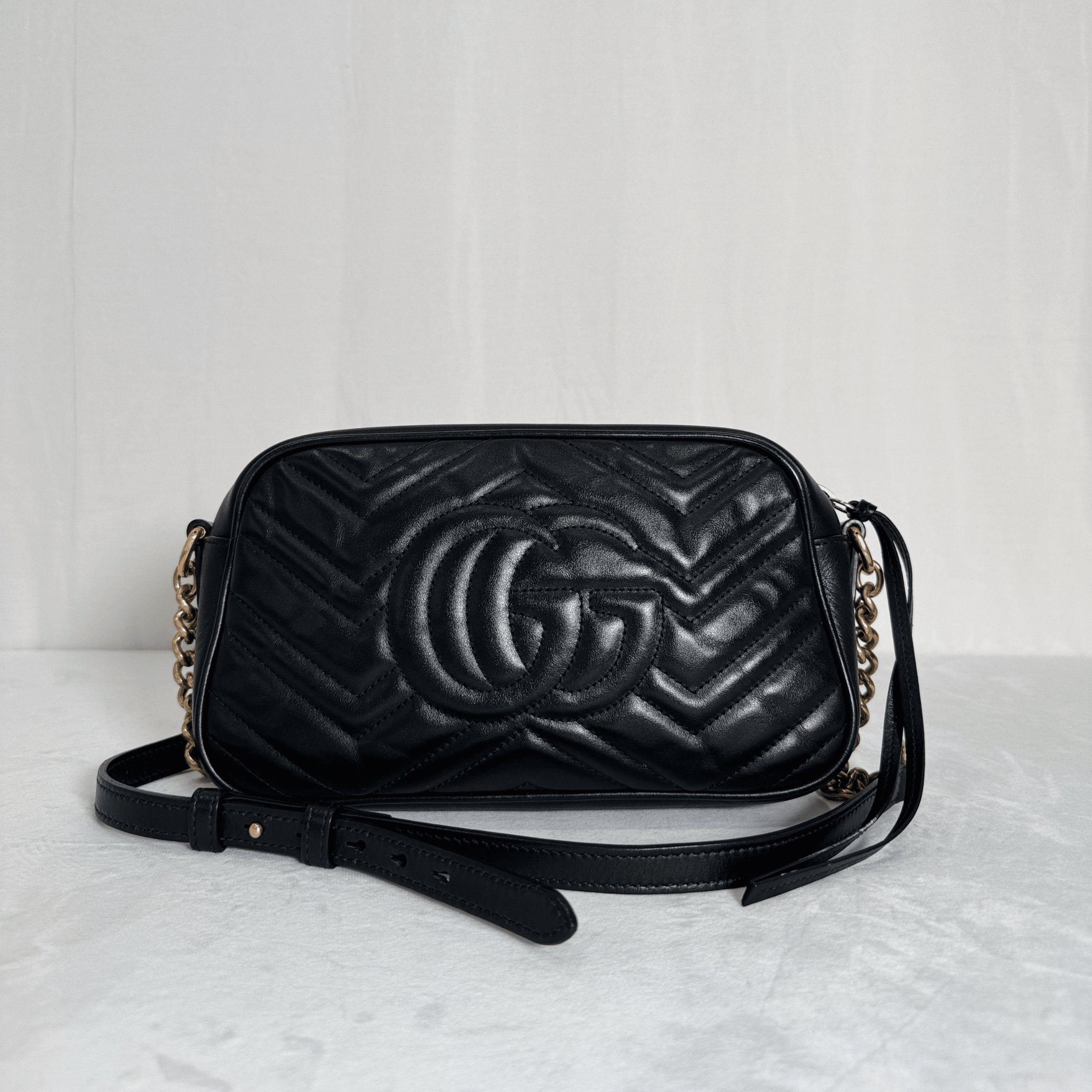SAC GUCCI GG MARMONT CAMERA BAG SMALL EN CUIR MATELASSÉ NOIR - La Belle Boutique