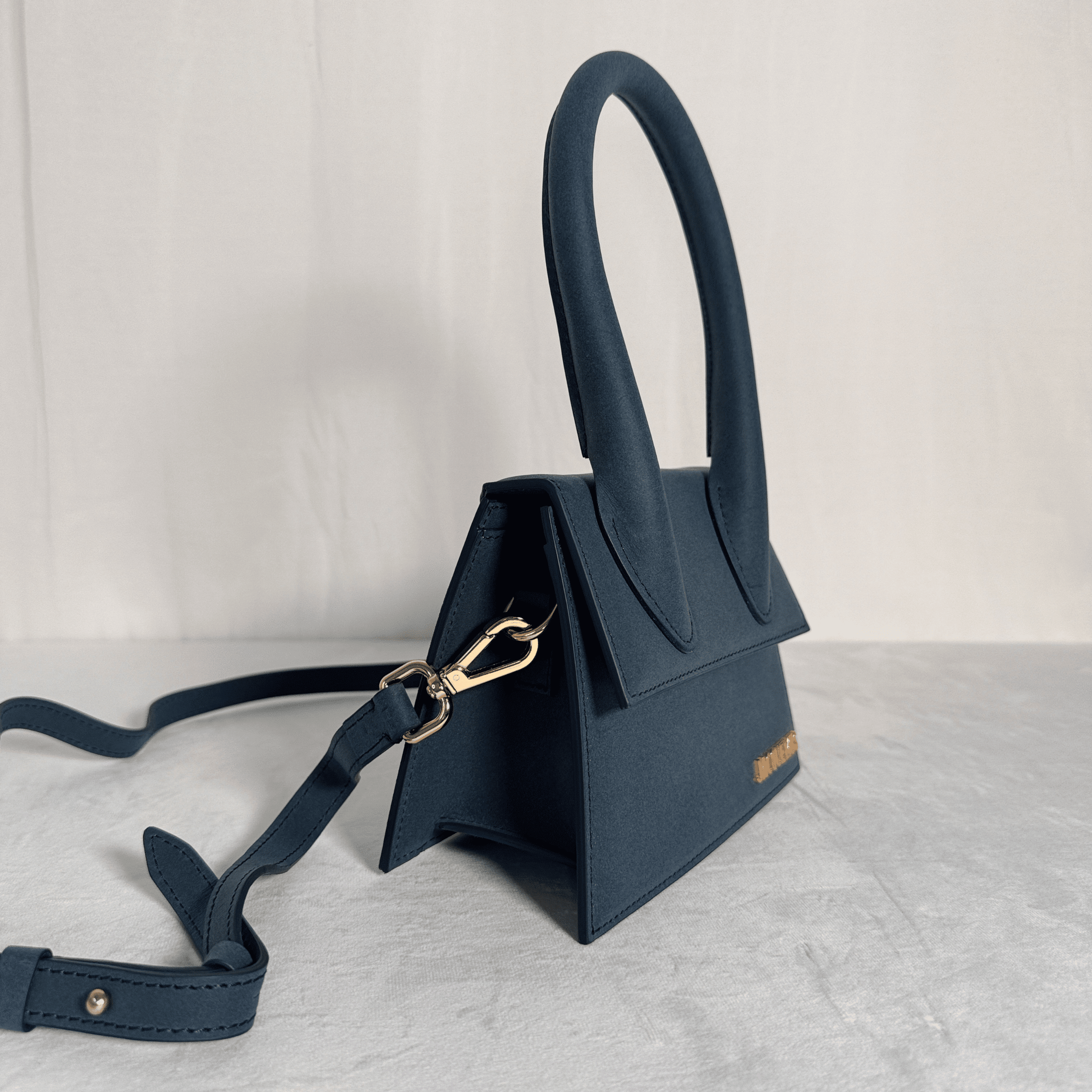 SAC JACQUEMUS LE CHIQUITO MOYEN EN CUIR LISSE BLEU MARINE - La Belle Boutique