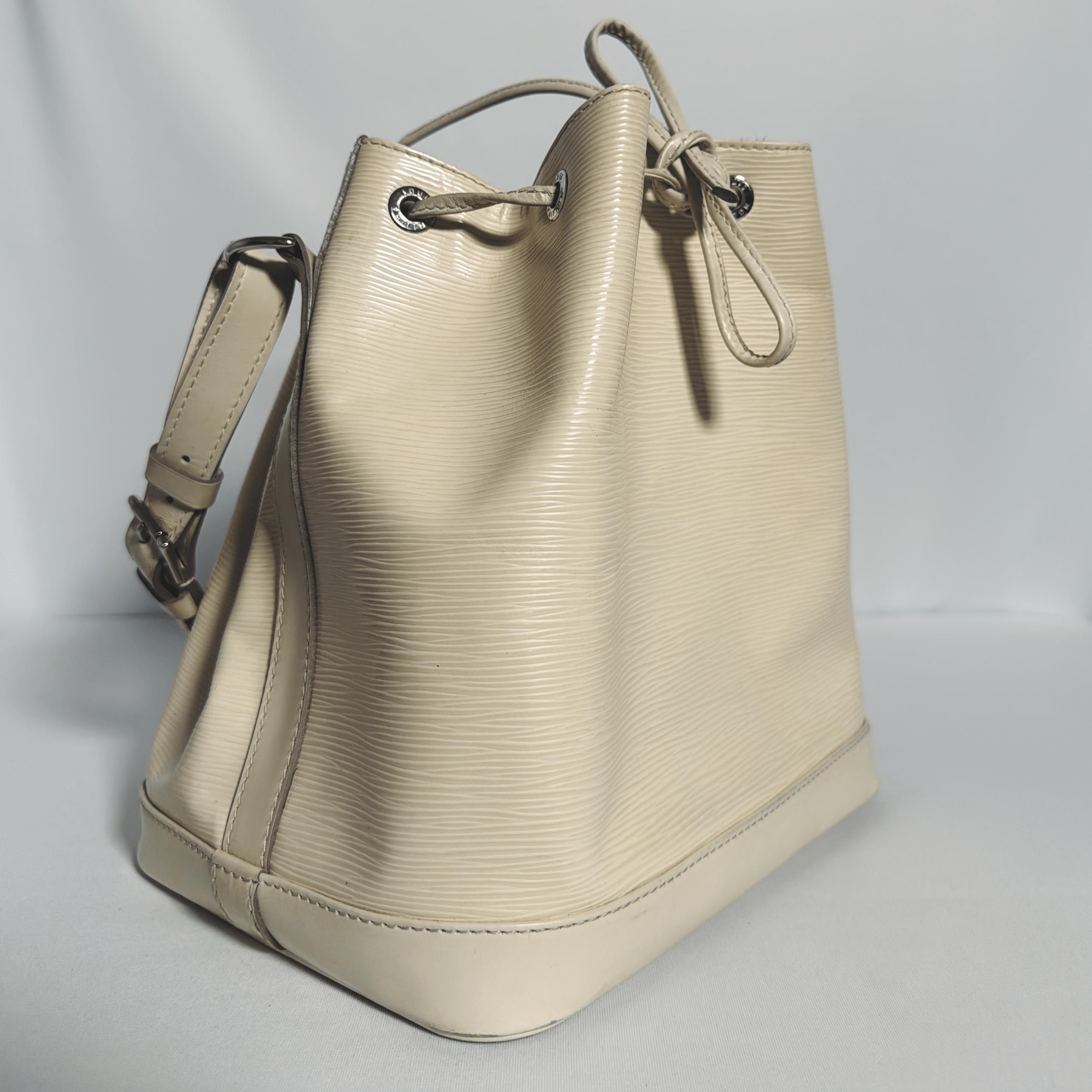 Louis Vuitton Noé GM en cuir Épi beige vanille vintage - La Belle Boutique