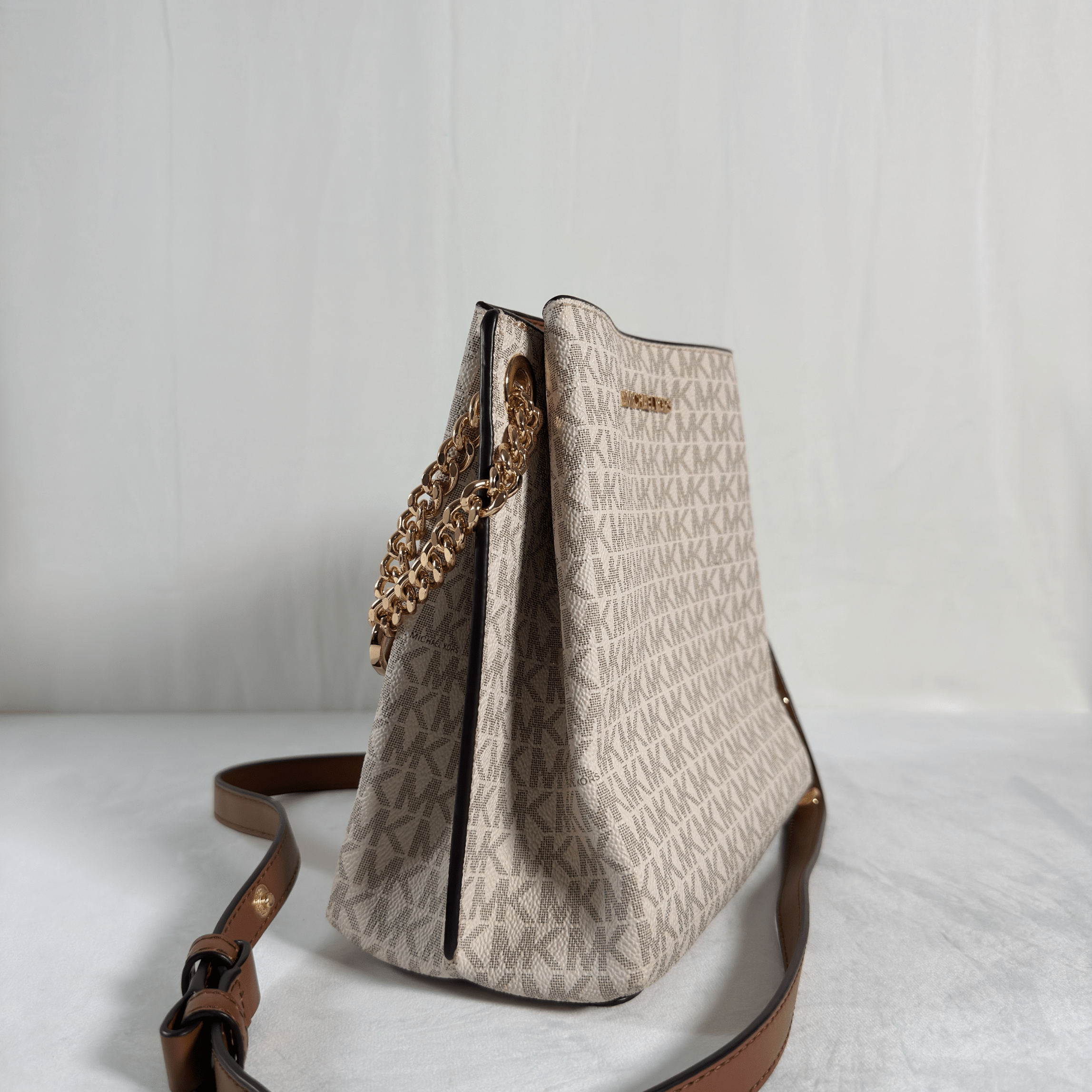 SAC BANDOULIERE MICHAEL JORS TEAGEN S - TOILE SIGNATURE MK BLANC/MARRON - La Belle Boutique