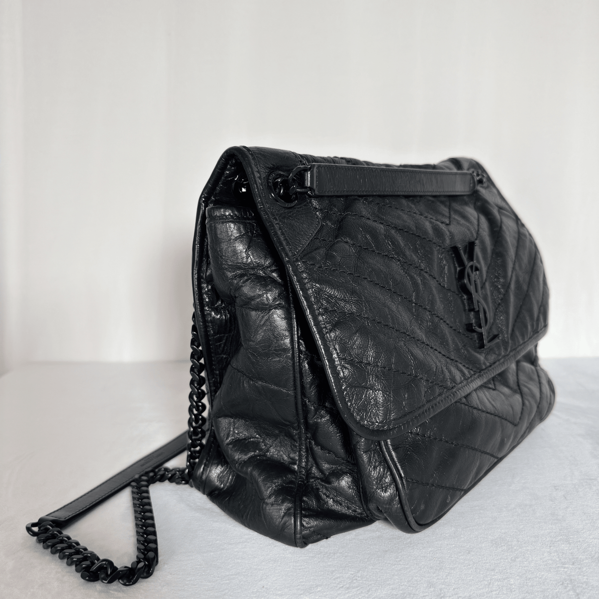 SAINT LAURENT - NIKI MEDIUM - CUIR VIEILLI NOIR - BIJOUTERIE ALL BLACK - La Belle Boutique
