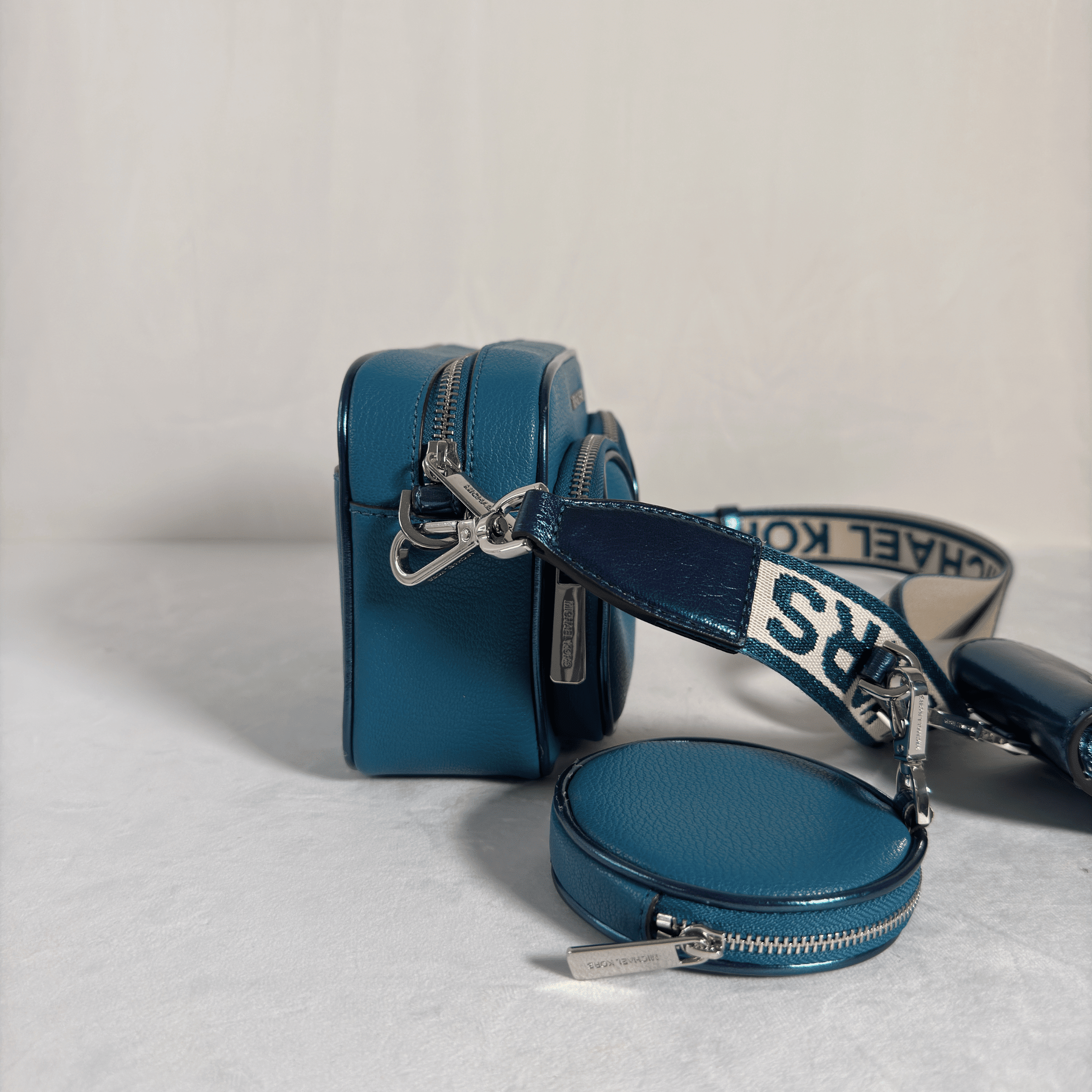 MICHAEL KORS BRYANT - CAMERA BAG + POCHETTE RONDE + MINI ETUI - La Belle Boutique