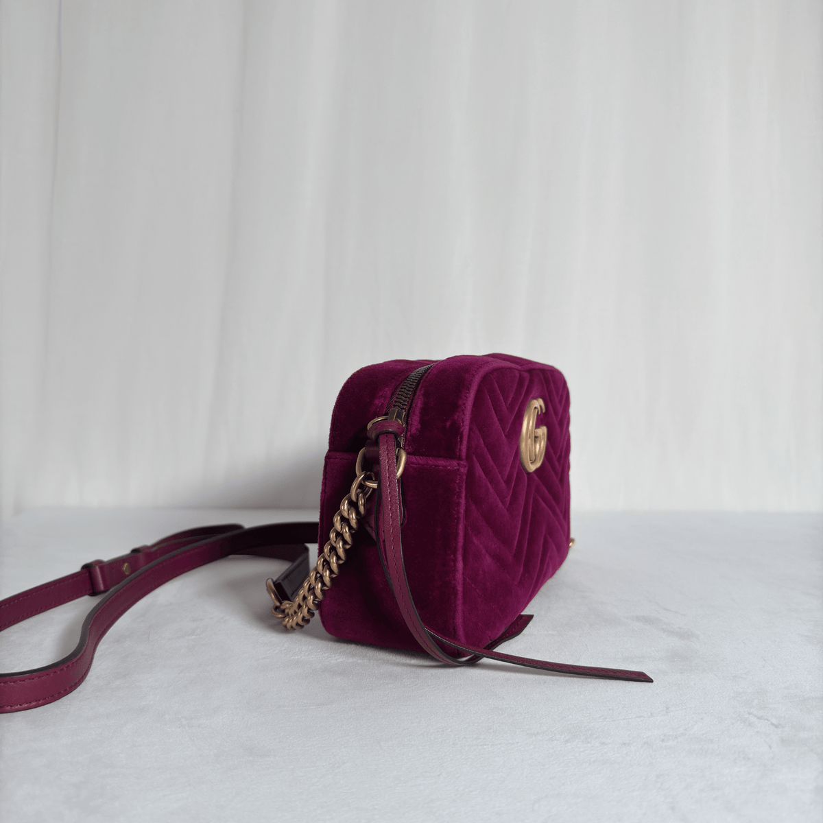 GUCCI - GG MARMONT CAMERA SMALL - VELOURS MATELASSÉ FUCHSIA - La Belle Boutique