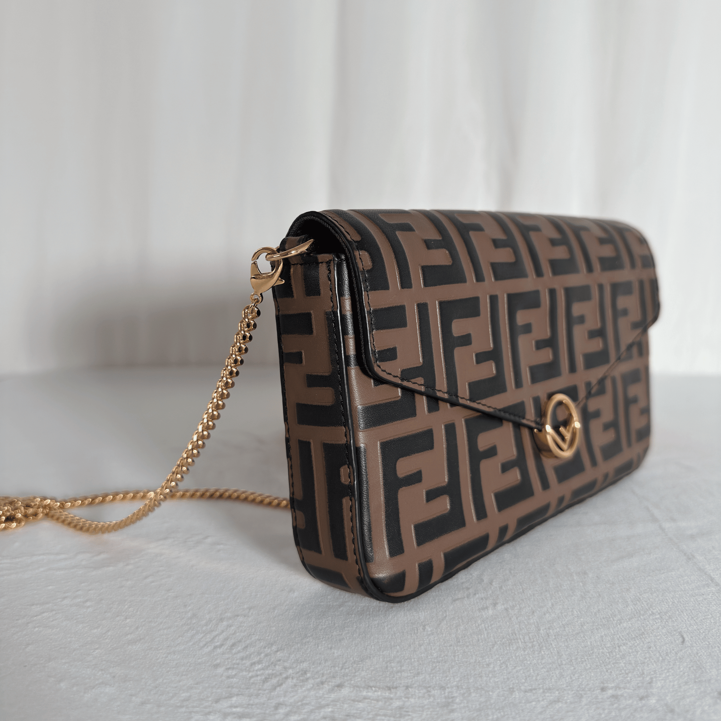 FENDI - POCHETTE WALLET ON CHAIN CUIR NAPPA EMBOSSÉ FF NOIR/TABAC - La Belle Boutique