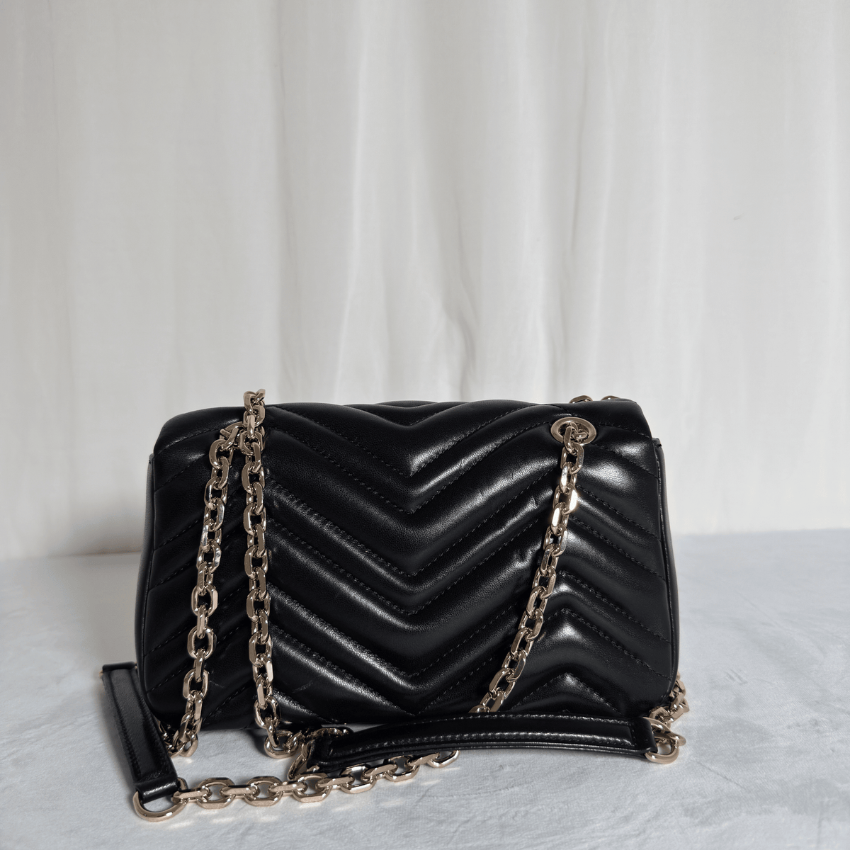 GUCCI - SAC GG MARMONT SMALL - CUIR MATELASSE CHEVRON NOIR - QUINCAILLERIE DOREE - La Belle Boutique