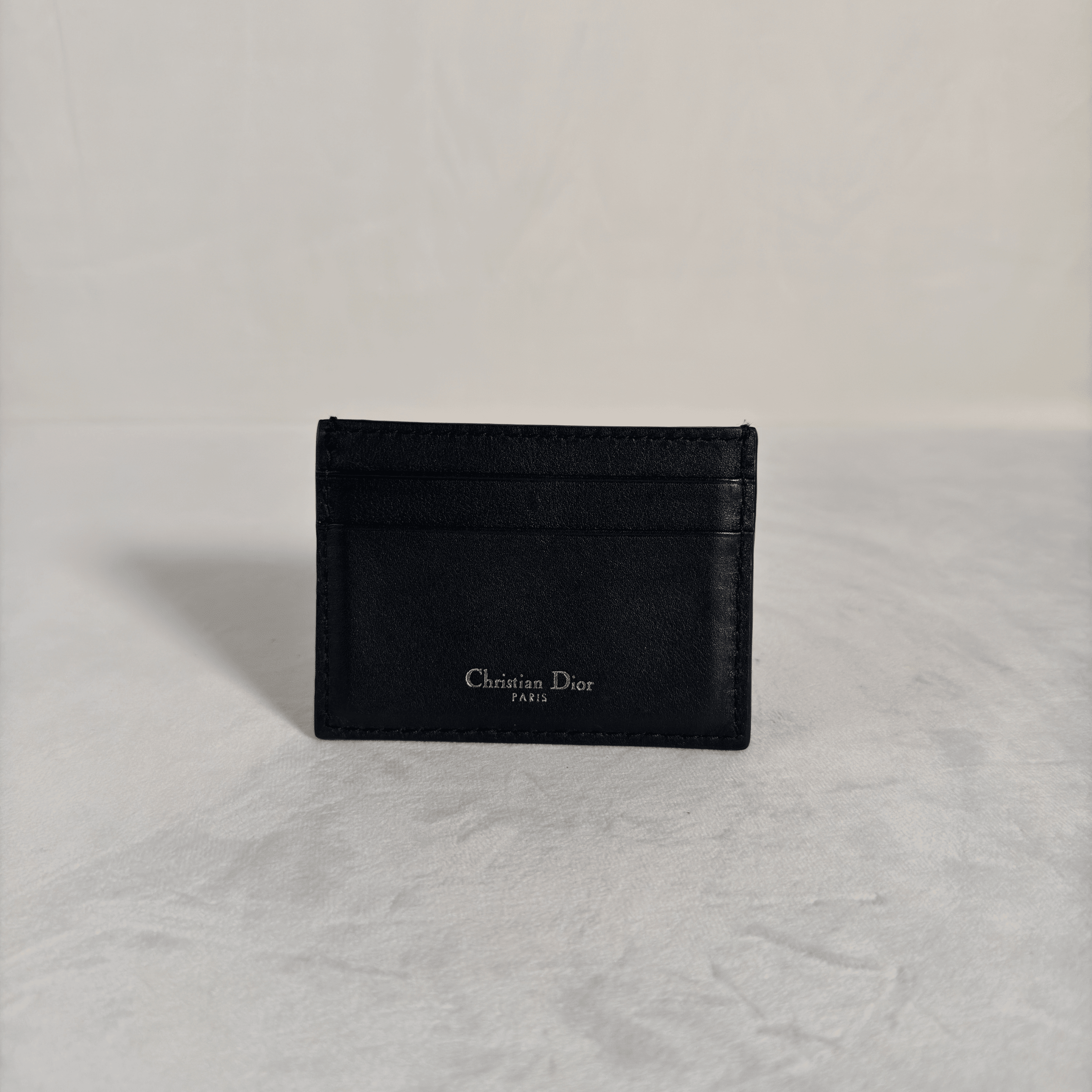 PORTE - CARTE CHRISTIAN DIOR - CUIR LISSE NOIR - LETTRES DIOR DOREES - La Belle Boutique
