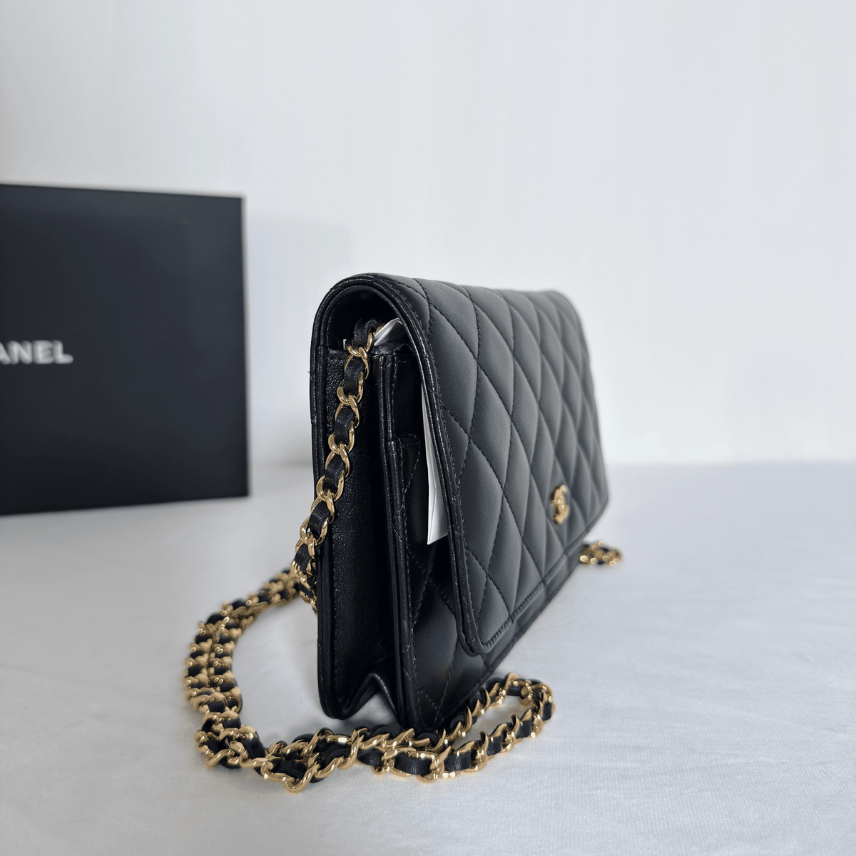 CHANEL - WALLET ON CHAIN CLASSIQUE - CUIR D'AGNEAU MATELASSÉ NOIR - La Belle Boutique