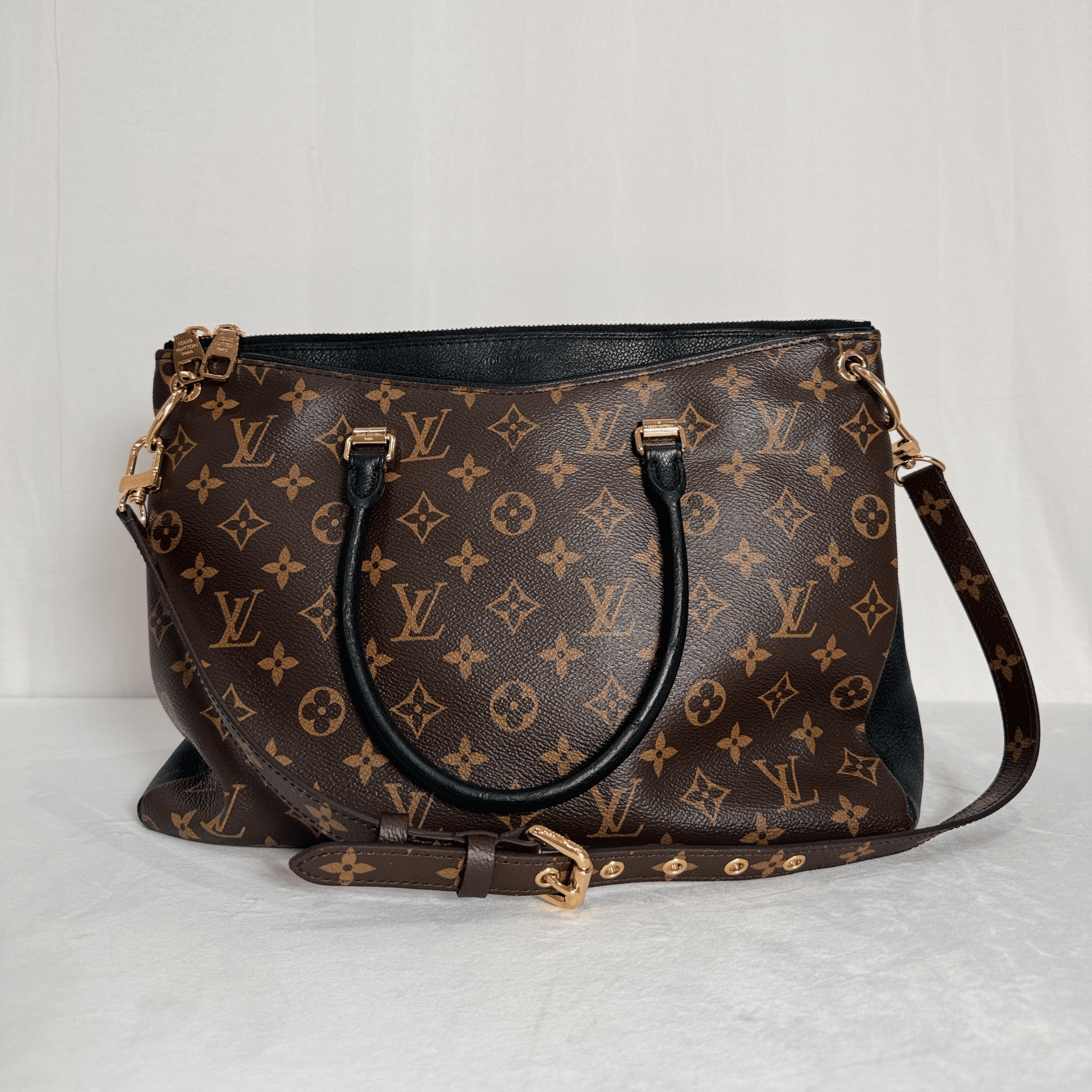 SAC LOUIS VUITTON PALLAS MM EN TOILE MONOGRAMME ET CUIR NOIR - La Belle Boutique