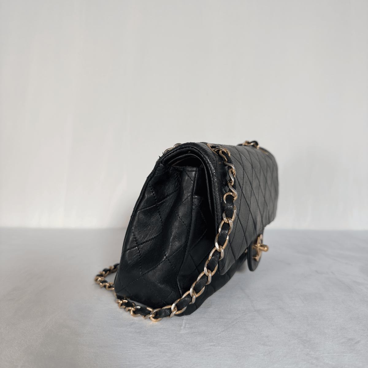 CHANEL - CLASSIQUE TIMELESS SMALL 23 - CUIR AGNEAU NOIR - QUINCAILLERIE DORÉE - La Belle Boutique