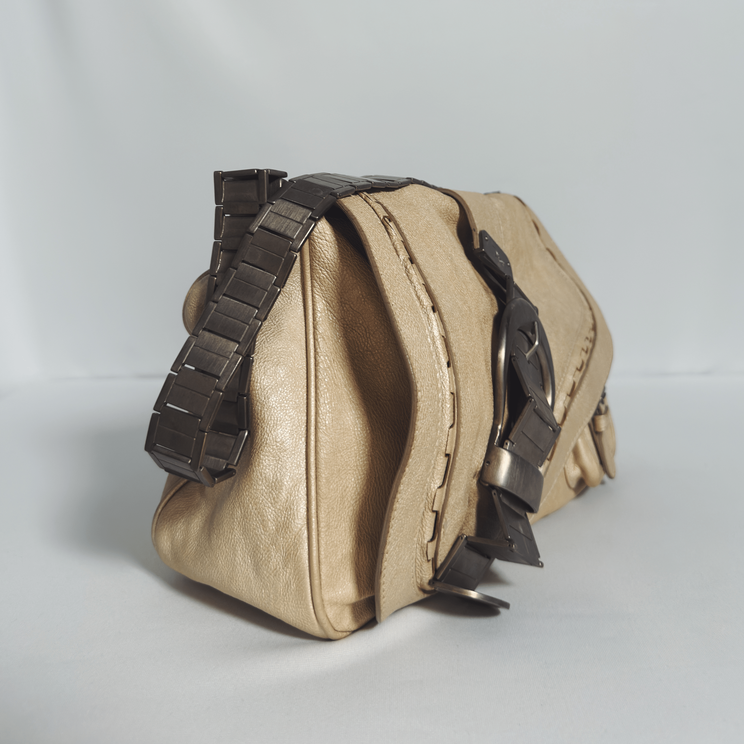 Sac à main Dior Gaucho en cuir beige vintage - La Belle Boutique