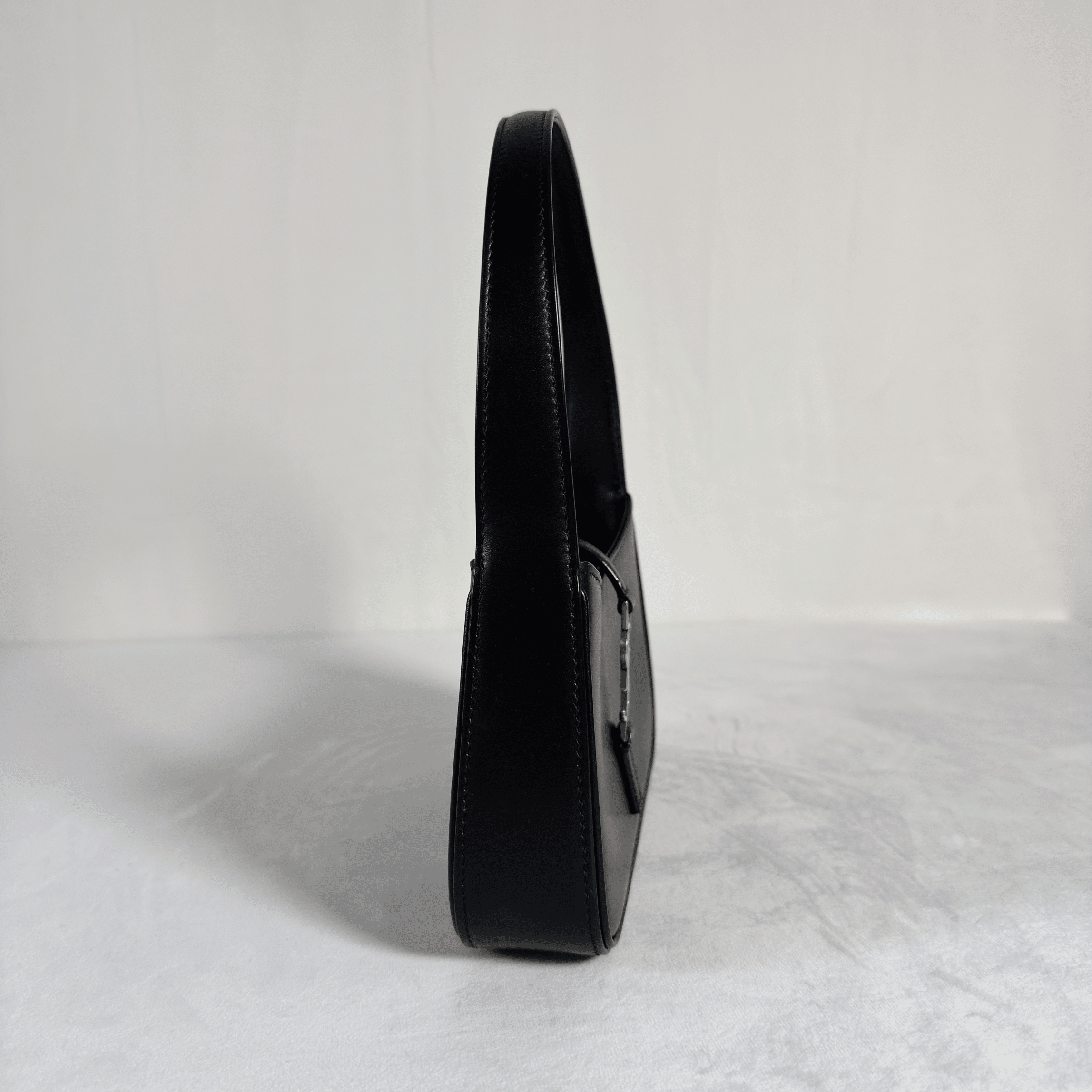 SAC A MAIN SAINT LAURENT LE 5 A 7 MINI - CUIR LISSE NOIR, CASSANDRE DOREE - La Belle Boutique