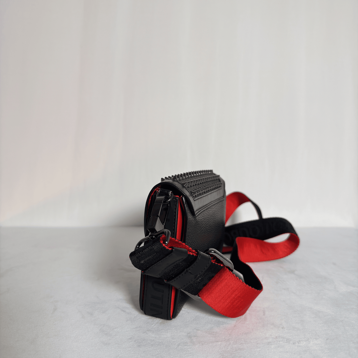 CHRISTIAN LOUBOUTIN - WALLET ON CHAIN EXPLORAFUNK - CUIR GRAINÉ NOIR ET SPIKES