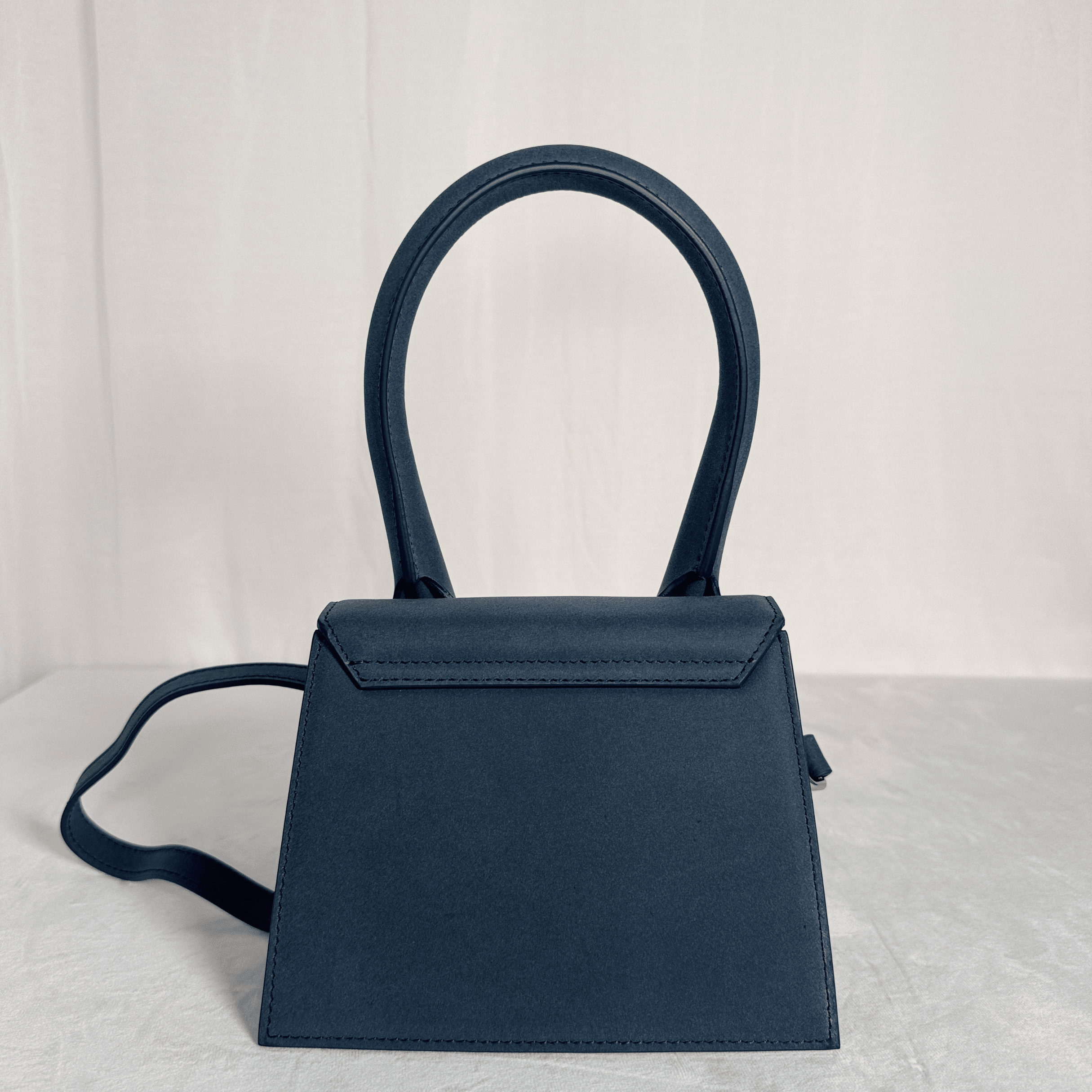 SAC JACQUEMUS LE CHIQUITO MOYEN EN CUIR LISSE BLEU MARINE - La Belle Boutique