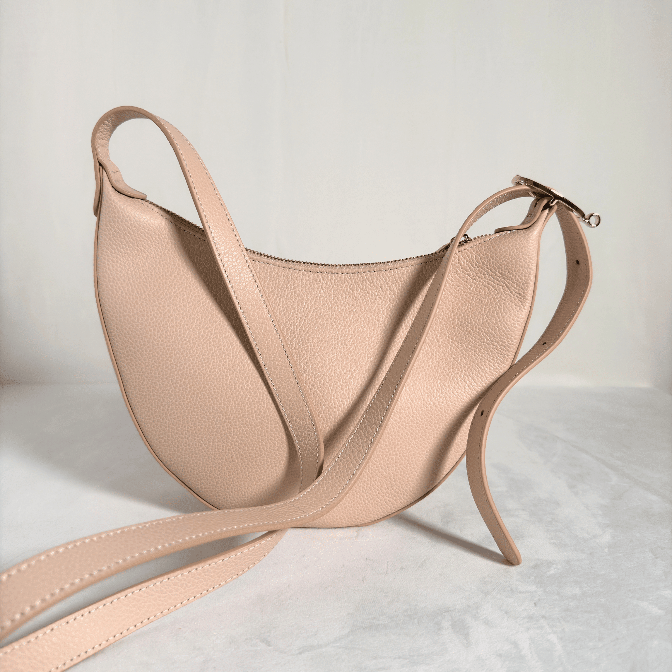 SAC BANDOULIERE LONGCHAMP LE FOULONNE - DEMI LUNE S - NUDE/GREGE - La Belle Boutique
