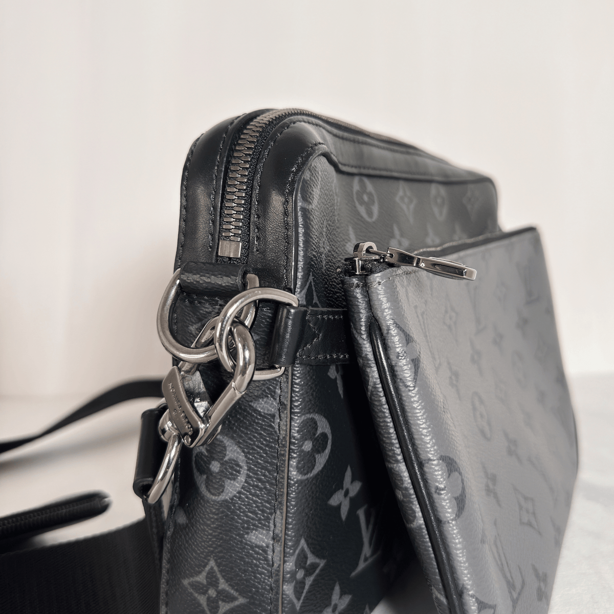 LOUIS VUITTON - TRIO MESSENGER - TOILE MONOGRAM ECLIPSE